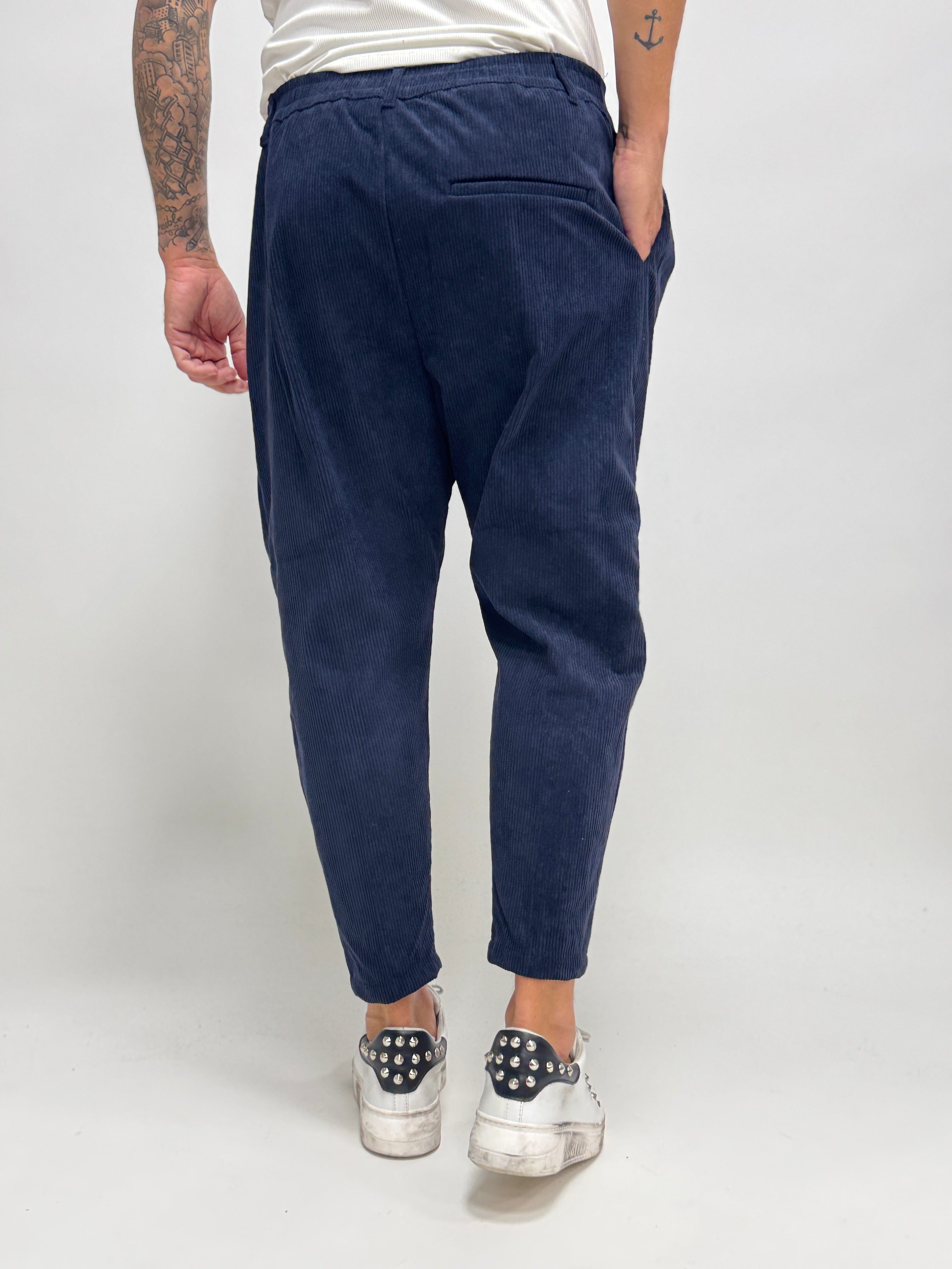 Pantalón azul de terciopelo MADRID con pinzas para hombre de la marca AUTUNNO/INVERNO 26.