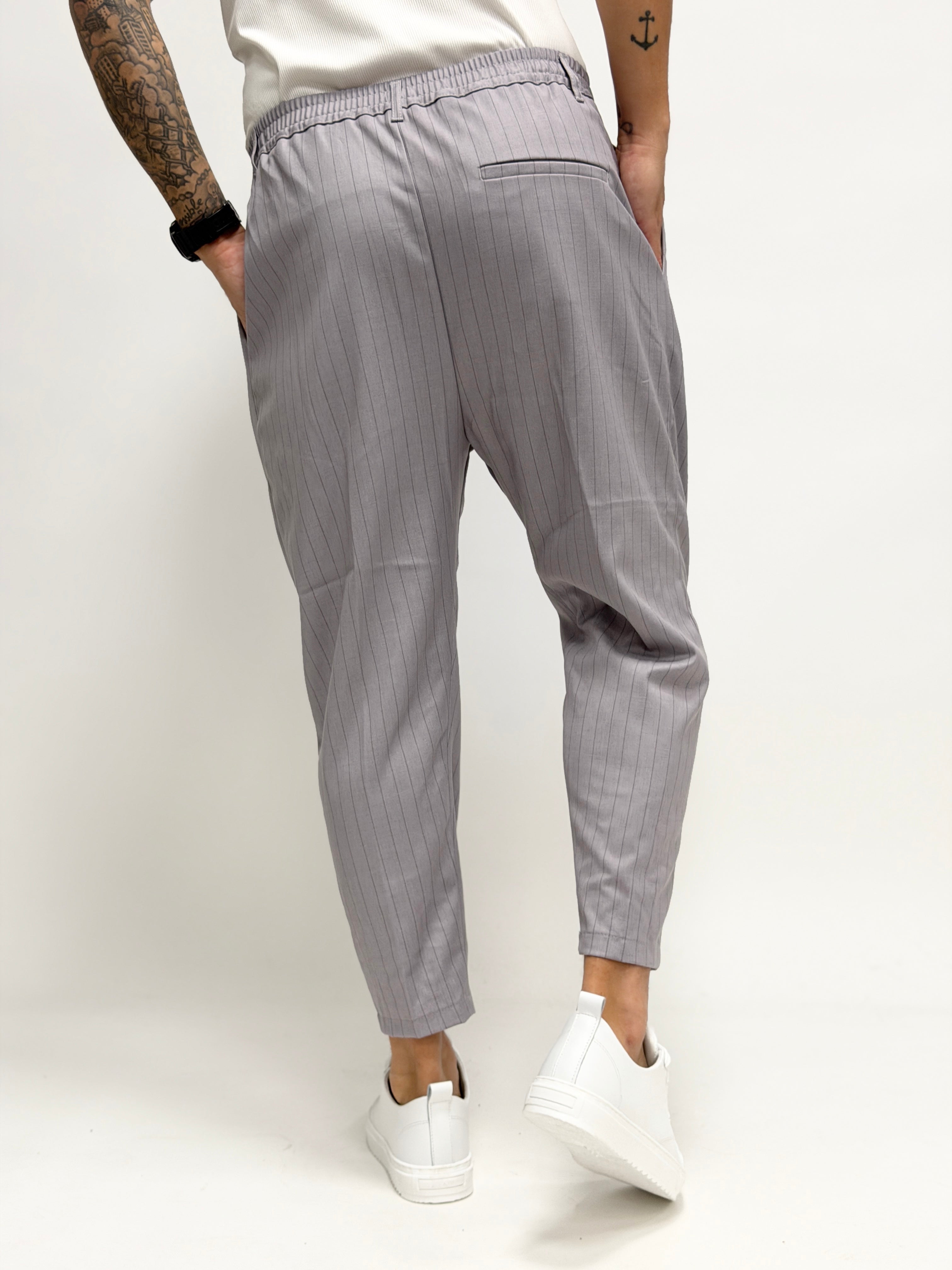 Pantalón gris claro de rayas con pinzas para hombre de la marca AUTUNNO/INVERNO 26, visto desde el frente.