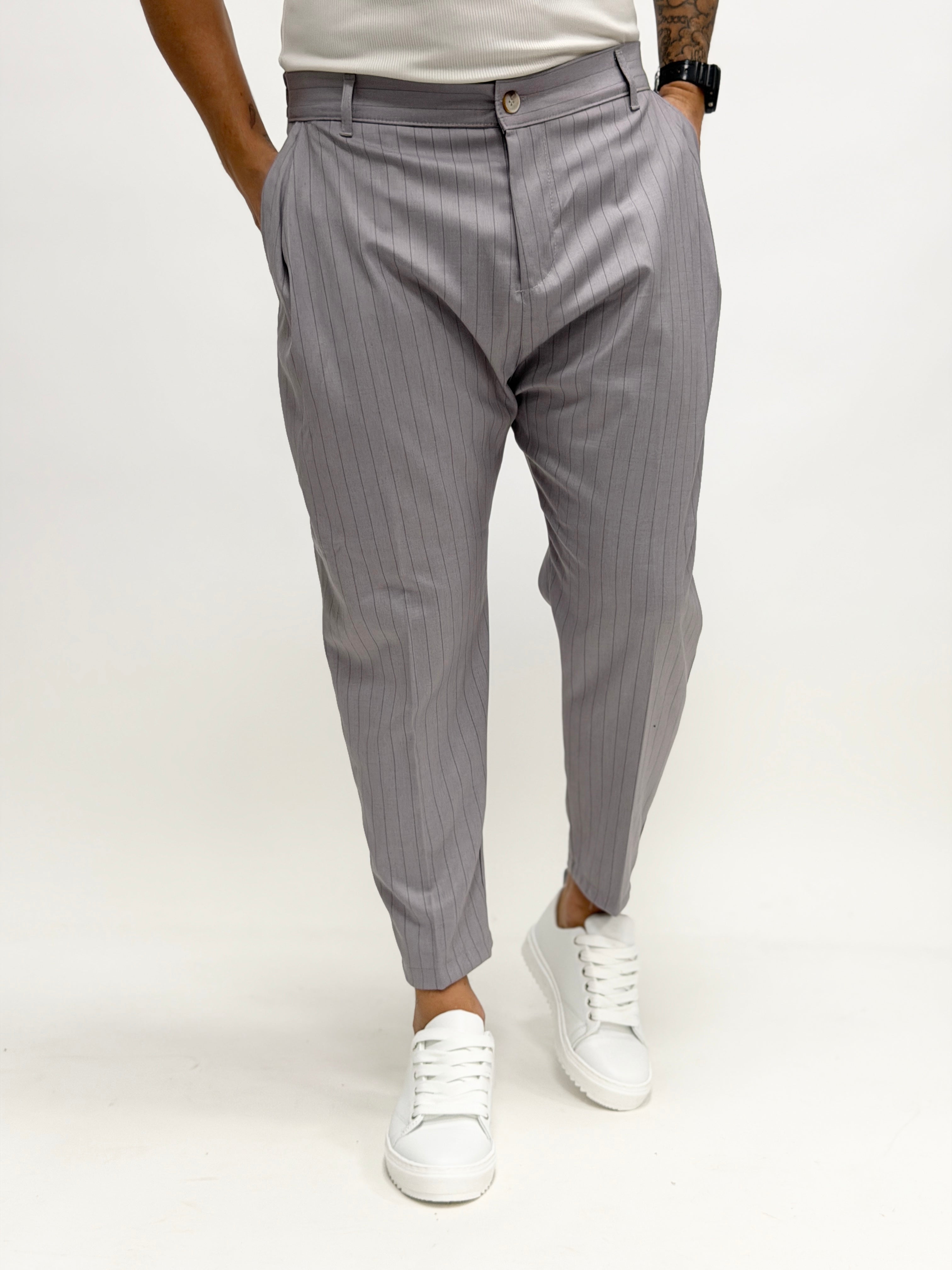 Pantalón MADRID gris claro con pinzas, diseño elegante para hombre de la marca AUTUNNO/INVERNO 26.