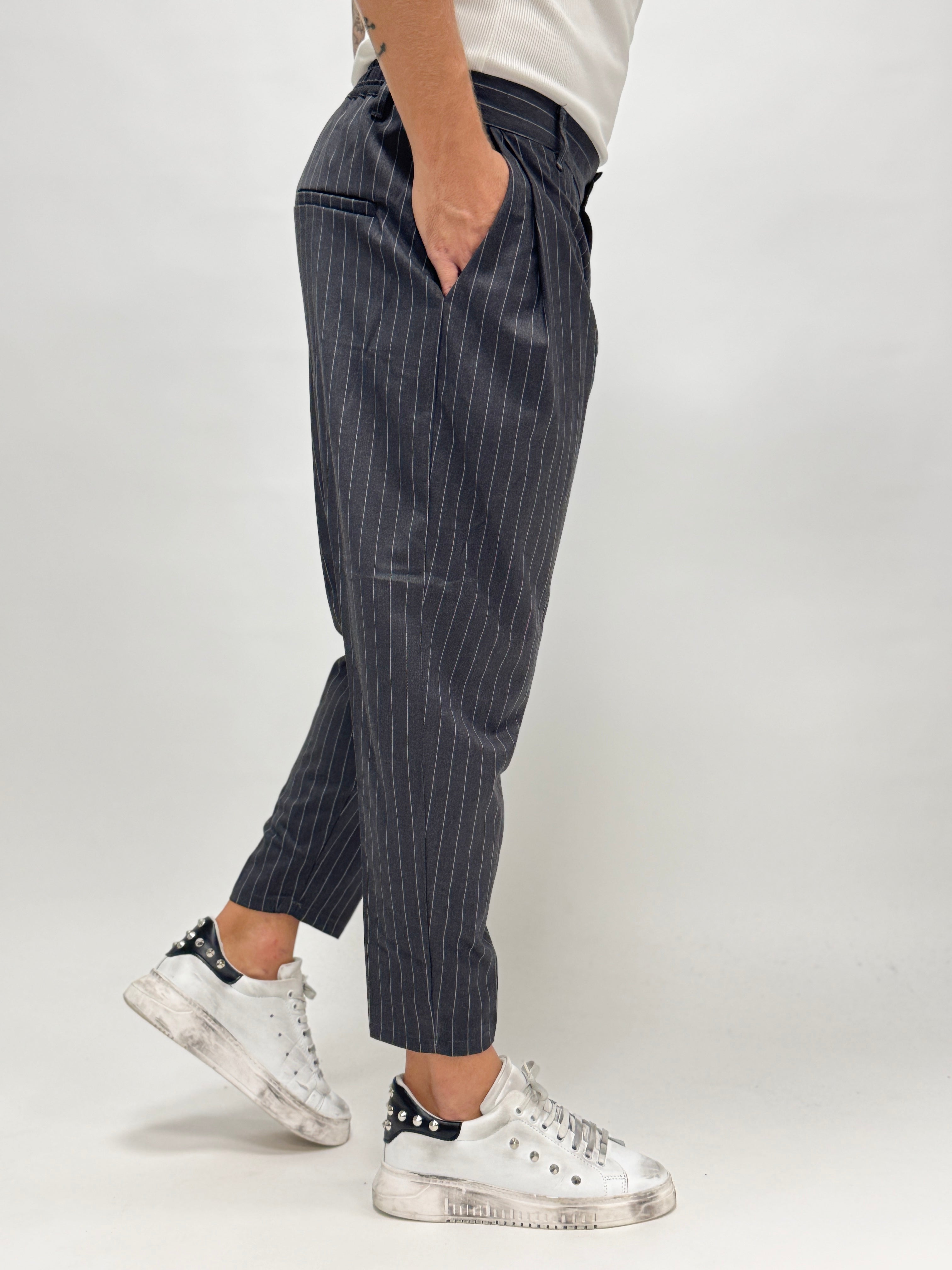 Pantalón gris oscuro con pinzas de rayas de la marca AUTUNNO/INVERNO 26 para hombre, mostrando su diseño elegante y moderno.