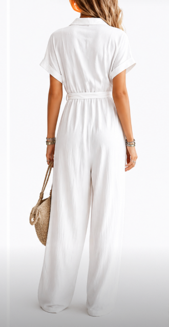 Mono largo blanco fluido de Atelier Vera Forma Milano con botones y cinturón, ideal para un estilo minimalista veraniego.