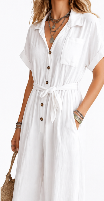 Mono largo blanco fluido de Atelier Vera Forma Milano con botones y cinturón, ideal para un estilo minimalista de verano.