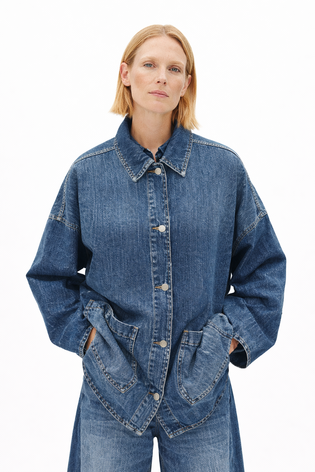 Sobrecamisa oversize de mezclilla de la marca ARMEDANGELS, con detalles de costura y estilo relajado, vista frontal.