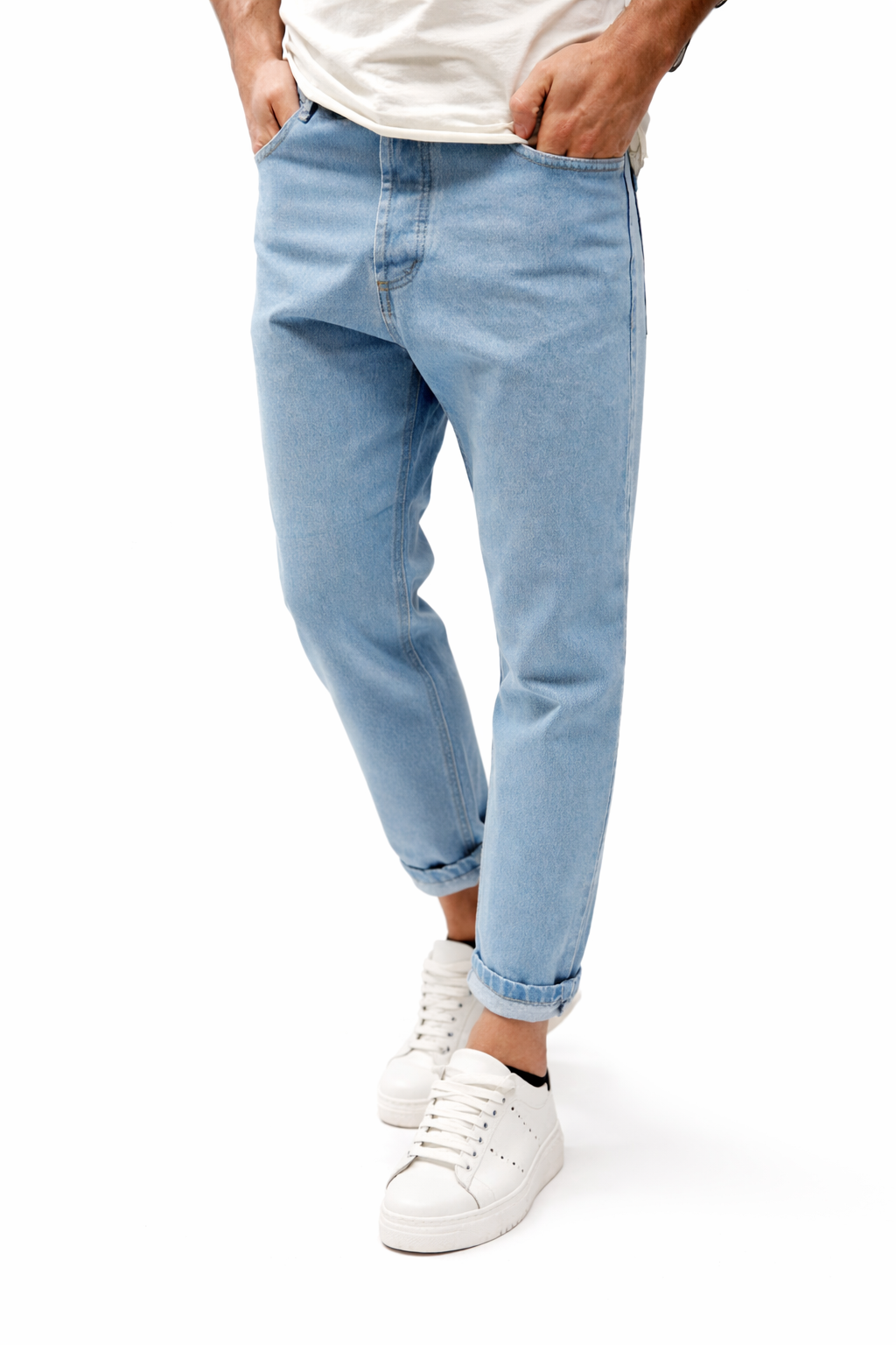Jeans relajados tapered en azul claro de la marca Malkutha Store para hombre, vista frontal con bolsillos y costuras detalladas