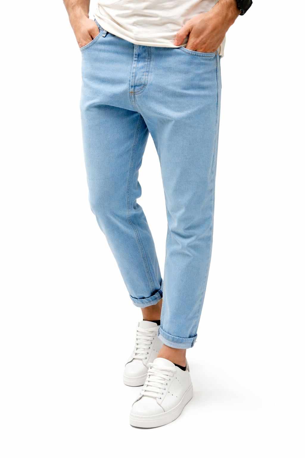 Jeans relajados tapered en azul claro premium para hombre, de la marca Malkutha Store, con corte cómodo y estilo moderno.