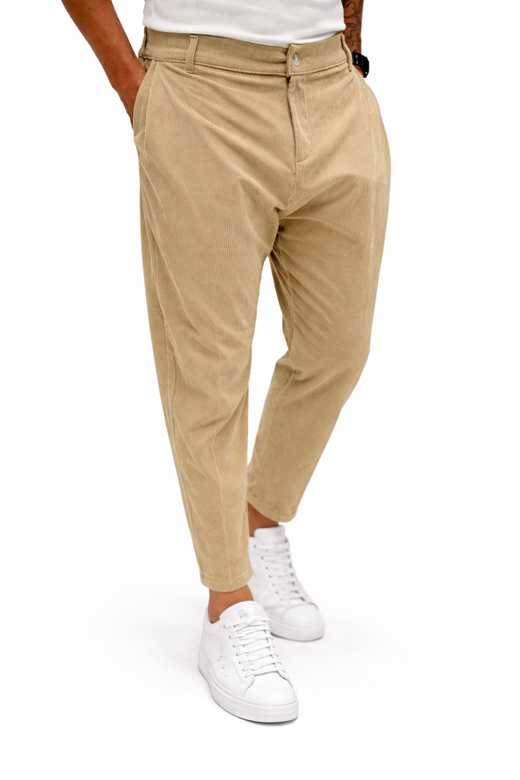 Pantalón de pana beige para hombre, corte tapered, marca AUTUNNO/INVERNO 26, estilo elegante y cómodo.