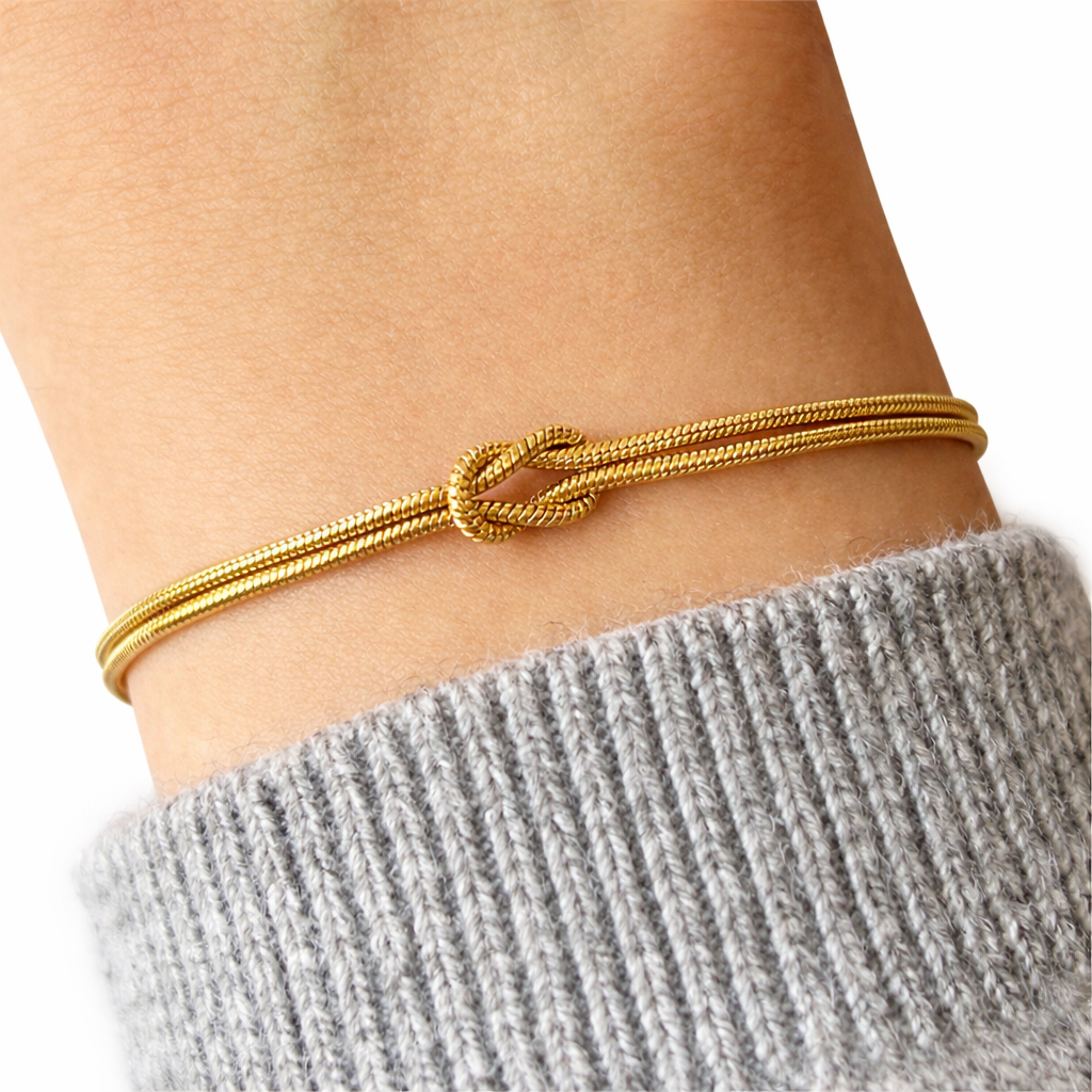 Pulsera de nudo de amor refinada de Ethera Mode, con diseño elegante y detalles delicados en plata.