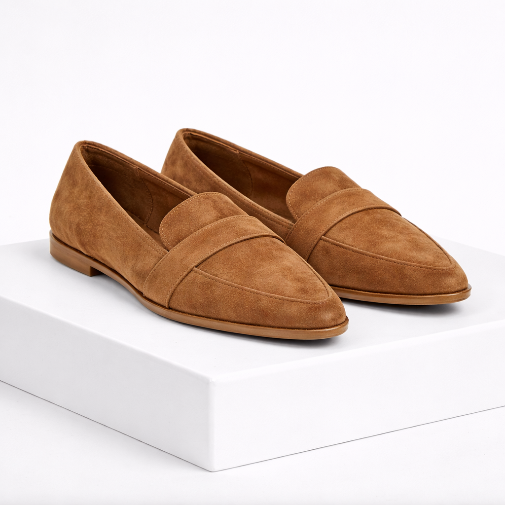 Mocasín camel efecto ante de punta estilizada de la marca ebi, calzado elegante para mujer.
