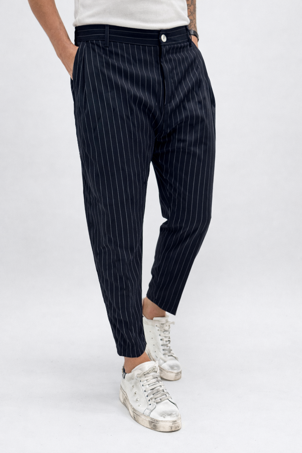 Pantalón MADRID de AUTUNNO/INVERNO 26, con pinzas y rayas negras, para hombre, en un entorno de moda elegante.