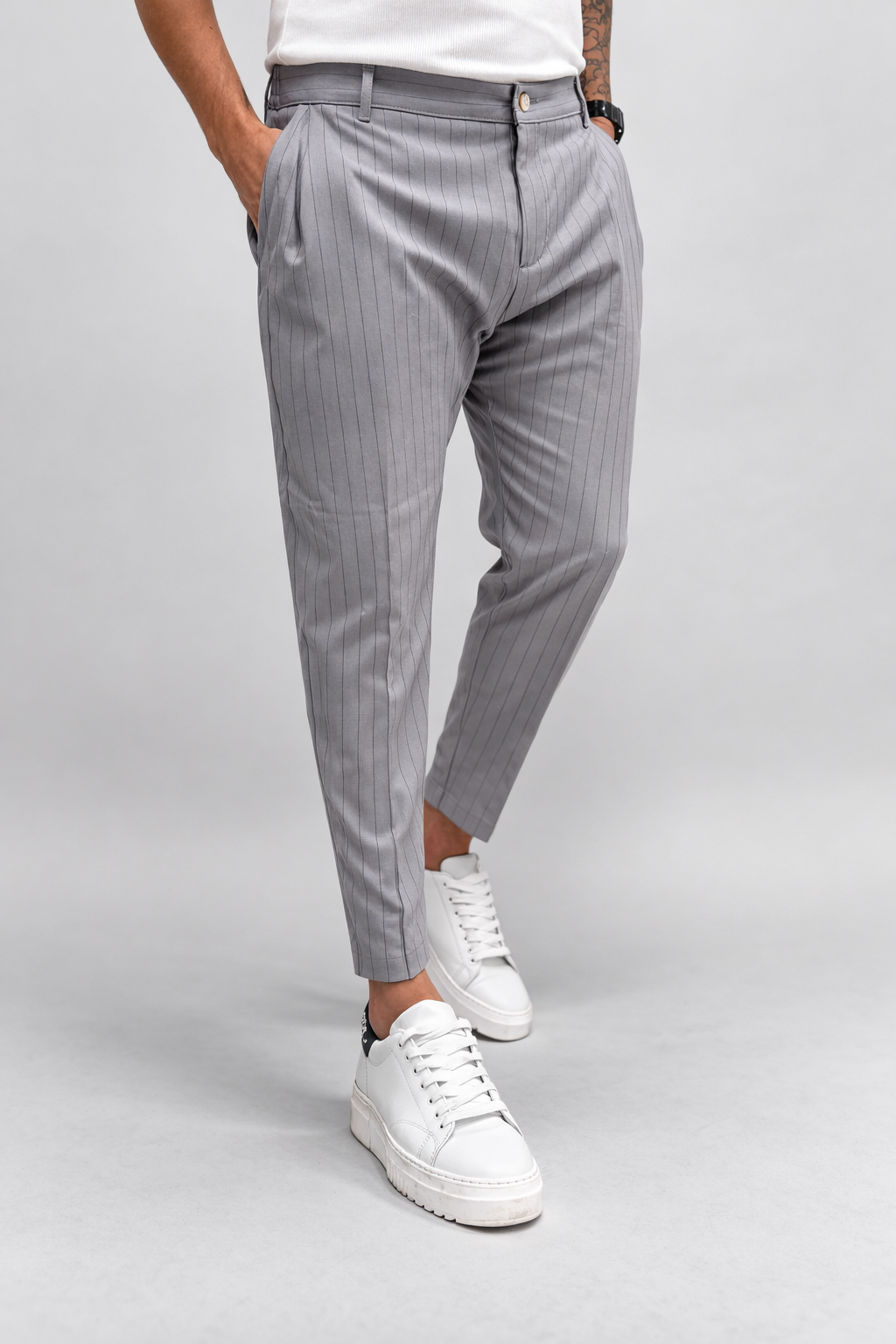 Pantalón gris claro MADRID con pinzas de rayas para hombre de la marca AUTUNNO/INVERNO 26, mostrado en un entorno casual.