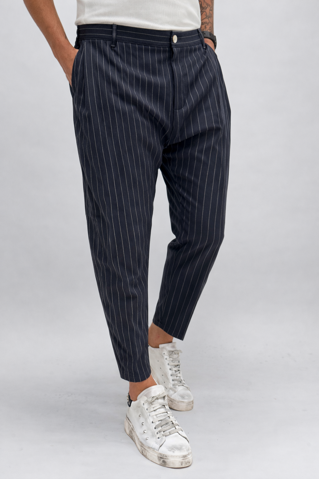 Pantalón gris oscuro con pinzas de rayas para hombre de la marca Autunno/Inverno 26, vista frontal y detalles de diseño.