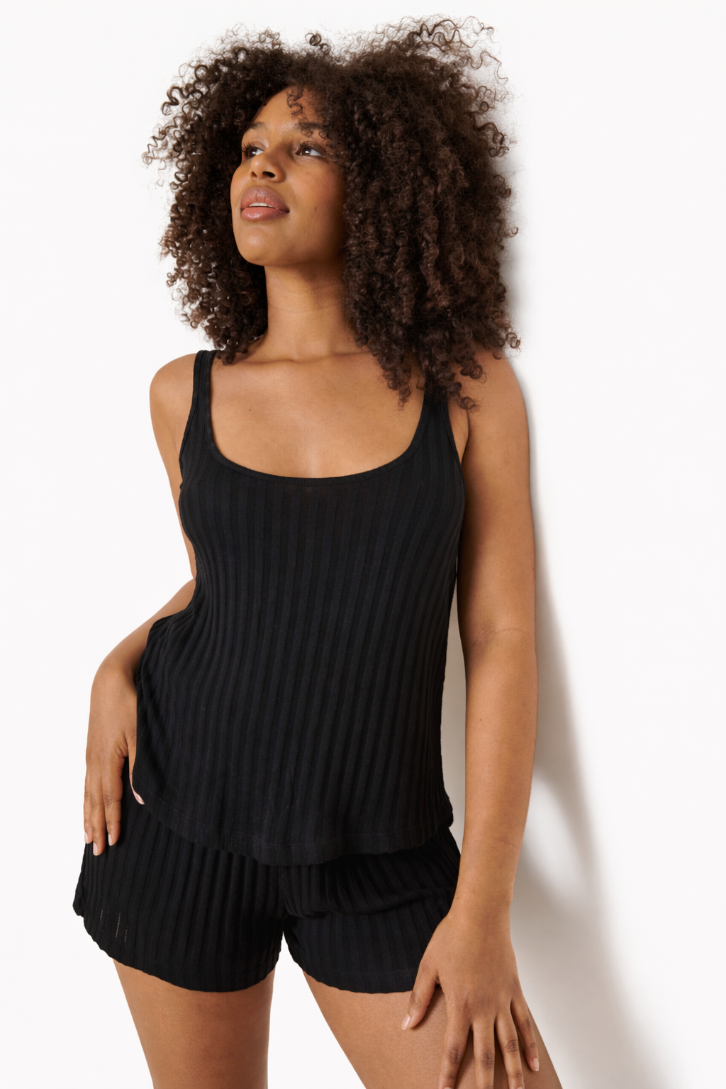 Pijama de algodón orgánico sin mangas negro de We Are Jolies, cómodo y ideal para descansar.