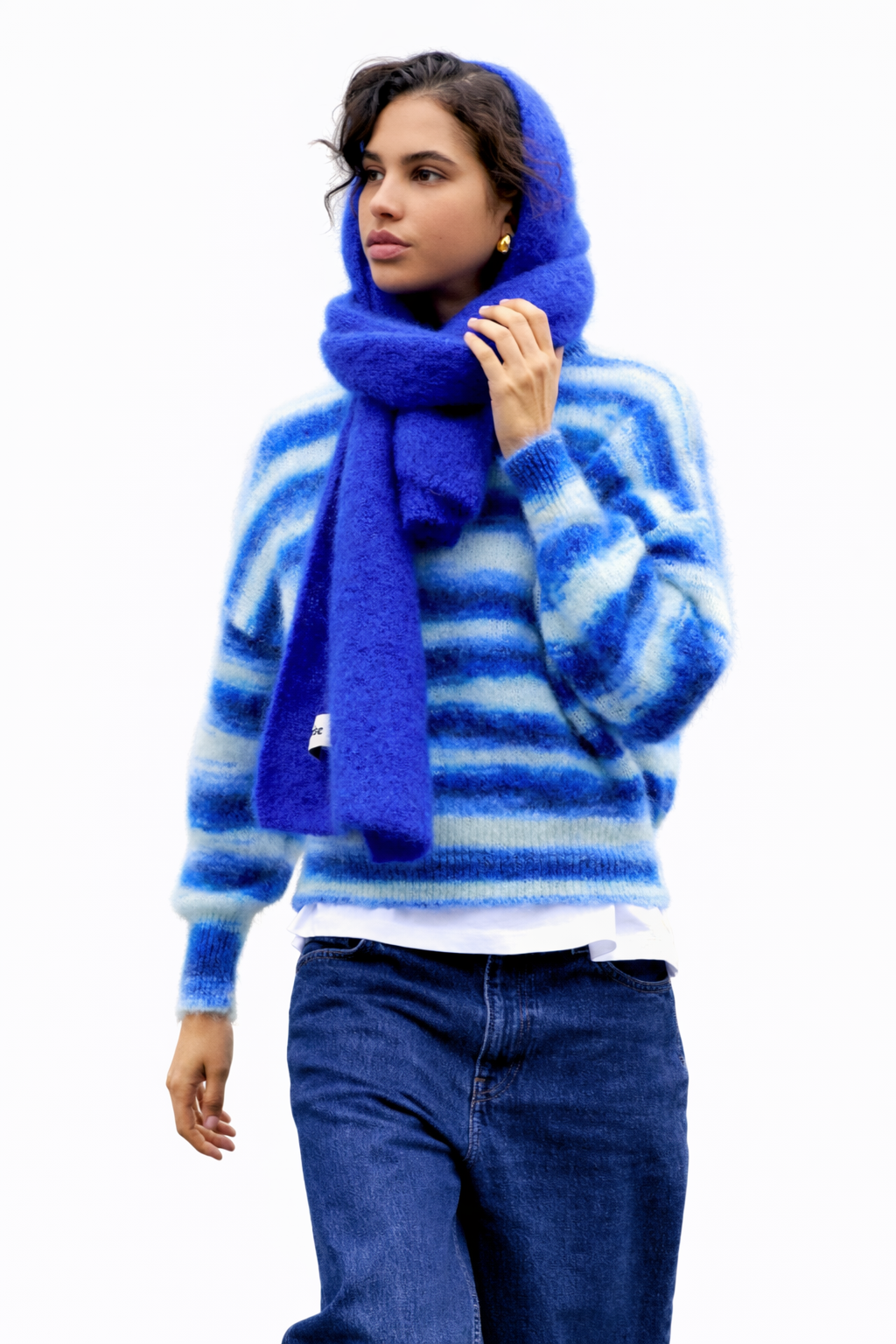 Jersey Lucia de Surprise-paris en color gris con detalles de manga larga y cuello redondo, tejido suave y cómodo para mujer.