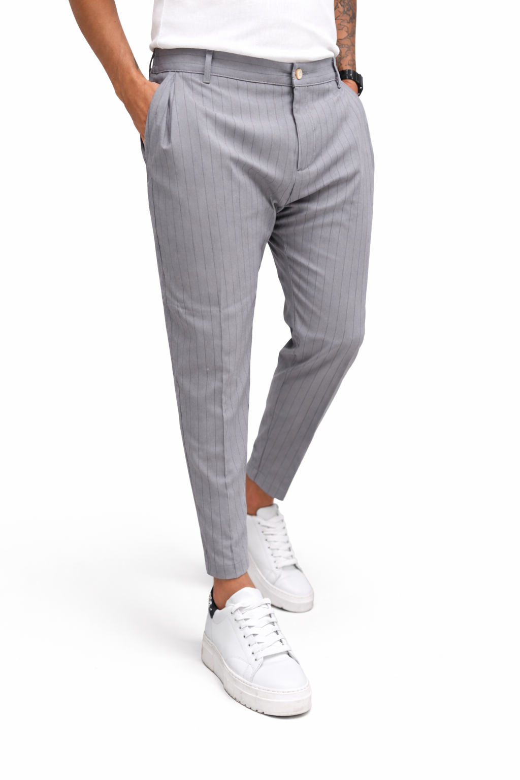 Antalón premium de rayas finas en corte tapered moderno, marca AUTUNNO/INVERNO 26, estilo elegante para hombre.