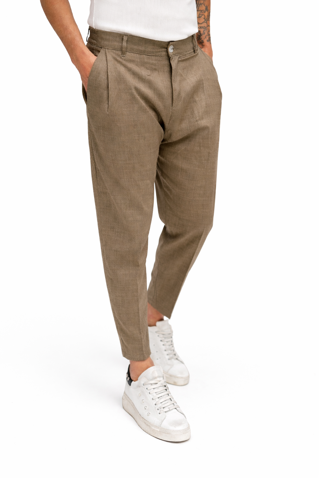 Pantalón premium tailored para hombre con corte tapered elegante, en color oscuro, diseñado por MALKUTHA STORE P/E 2026.