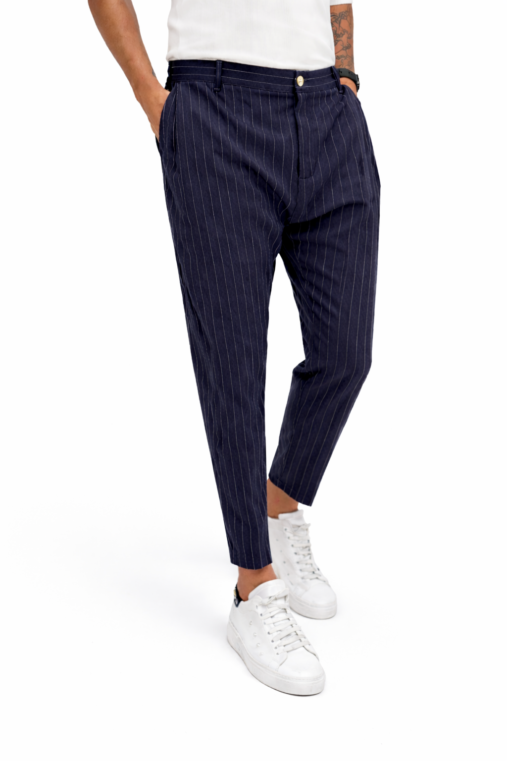 Pantalón hombre Tailored Premium de Rayas en corte Tapered, marca AUTUNNO/INVERNO 26, con diseño elegante y exclusivo.