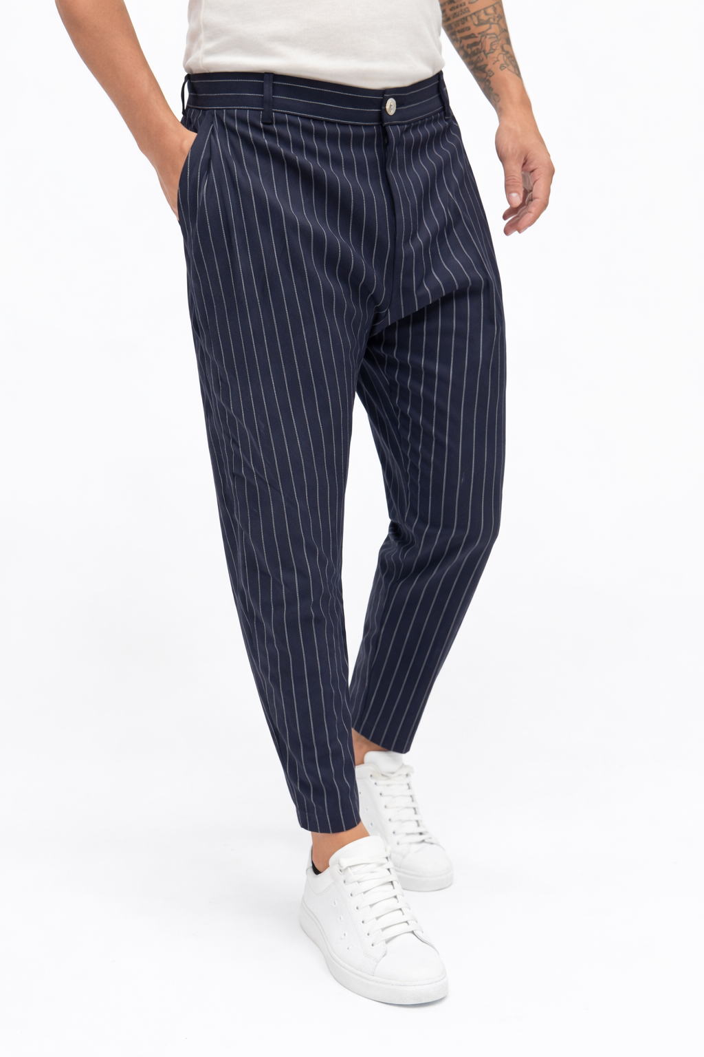 Traje tailored premium de rayas finas de AUTUNNO/INVERNO 26, corte tapered para hombre, diseño elegante y exclusivo.