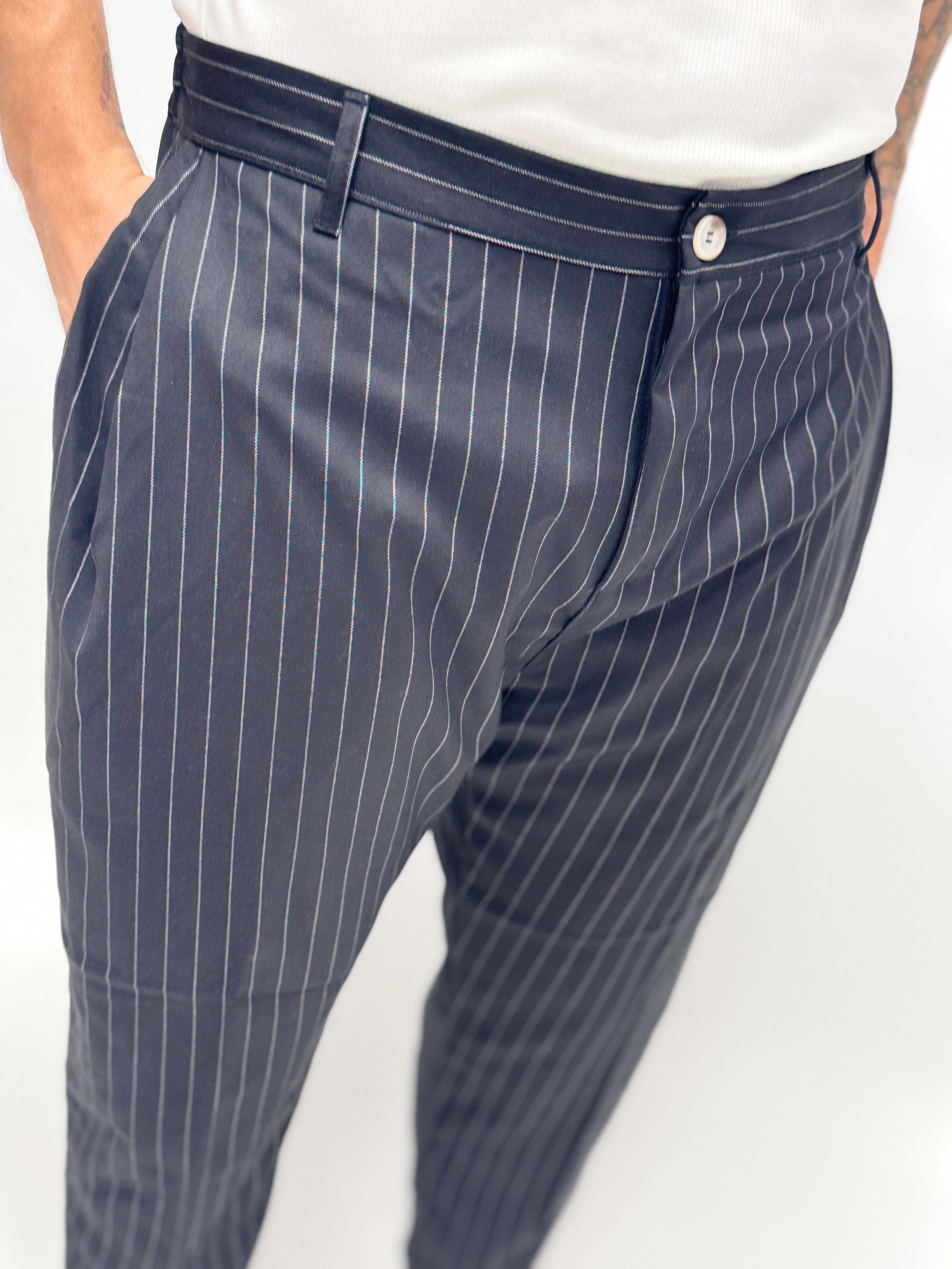 Pantalón MADRID de AUTUNNO/INVERNO 26, con pinzas y rayas negras, para hombre, visto desde un ángulo lateral.