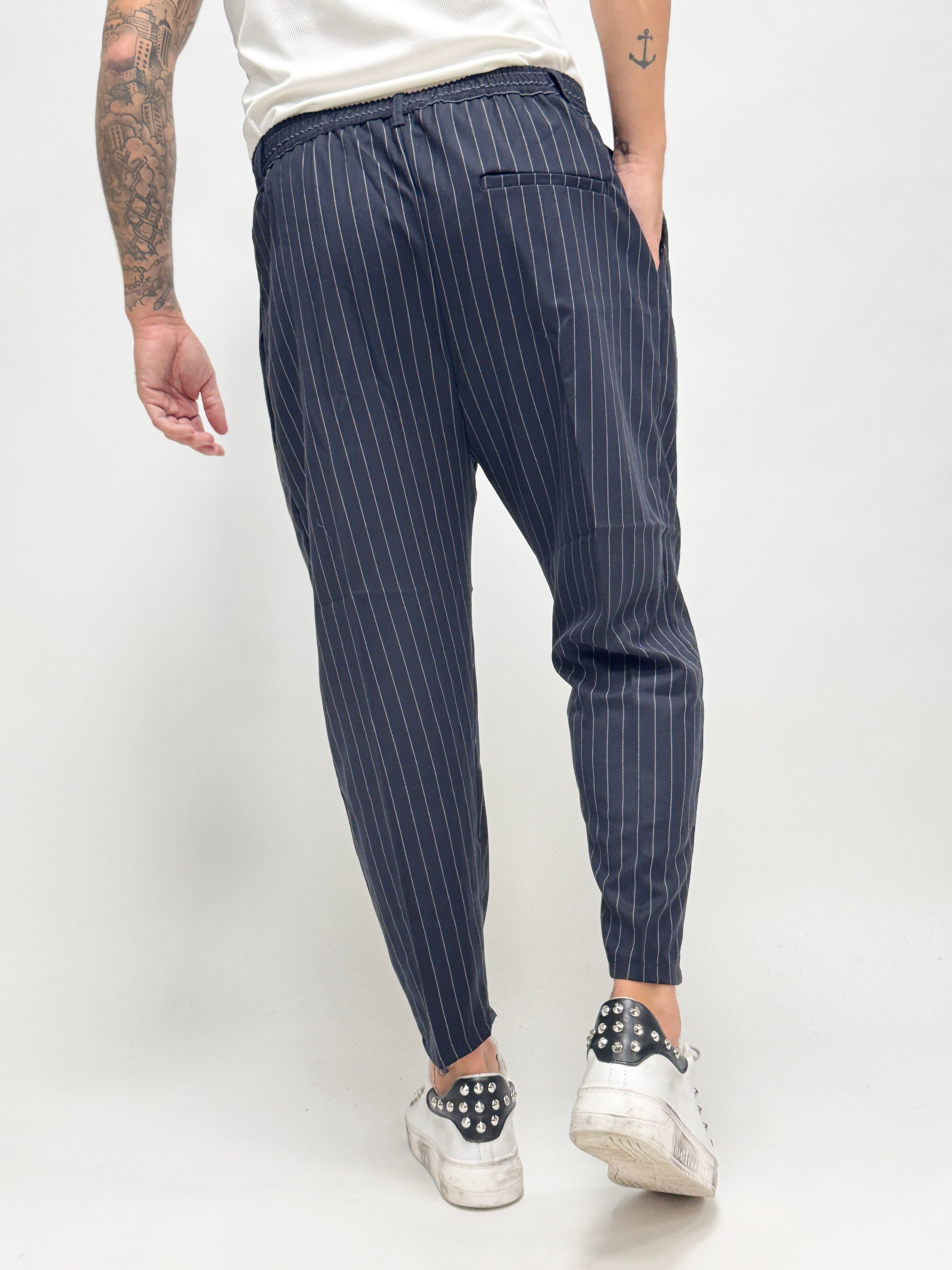 Pantalón MADRID de AUTUNNO/INVERNO 26 con pinzas y rayas azules, vista frontal sobre fondo neutro.