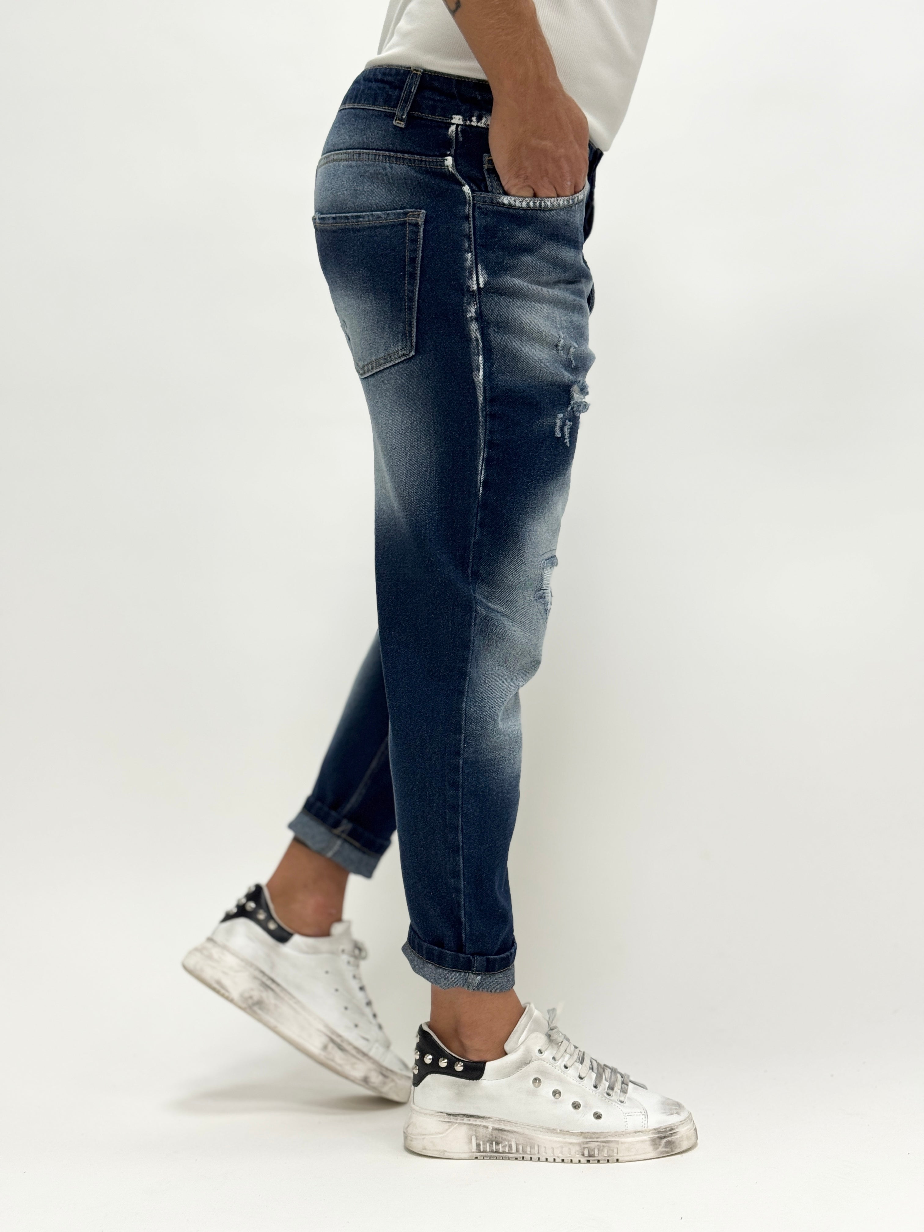 Carrot fit jeans for men by AUTUNNO/INVERNO 26, showcasing a relaxed silhouette and stylish denim fabric.