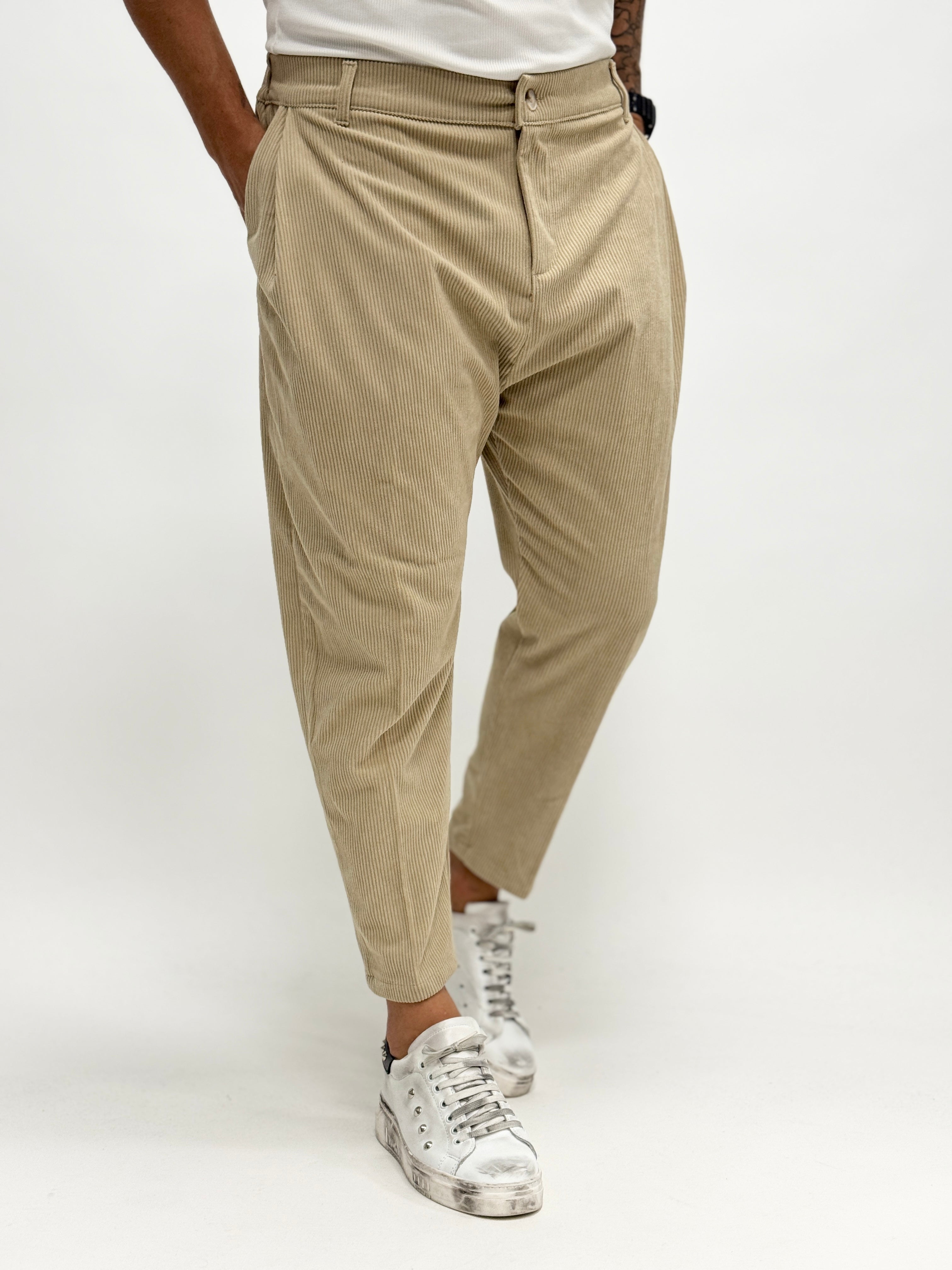 Beige velvet trousers with pleats for men by AUTUNNO/INVERNO 26, showcasing a stylish and sophisticated design.