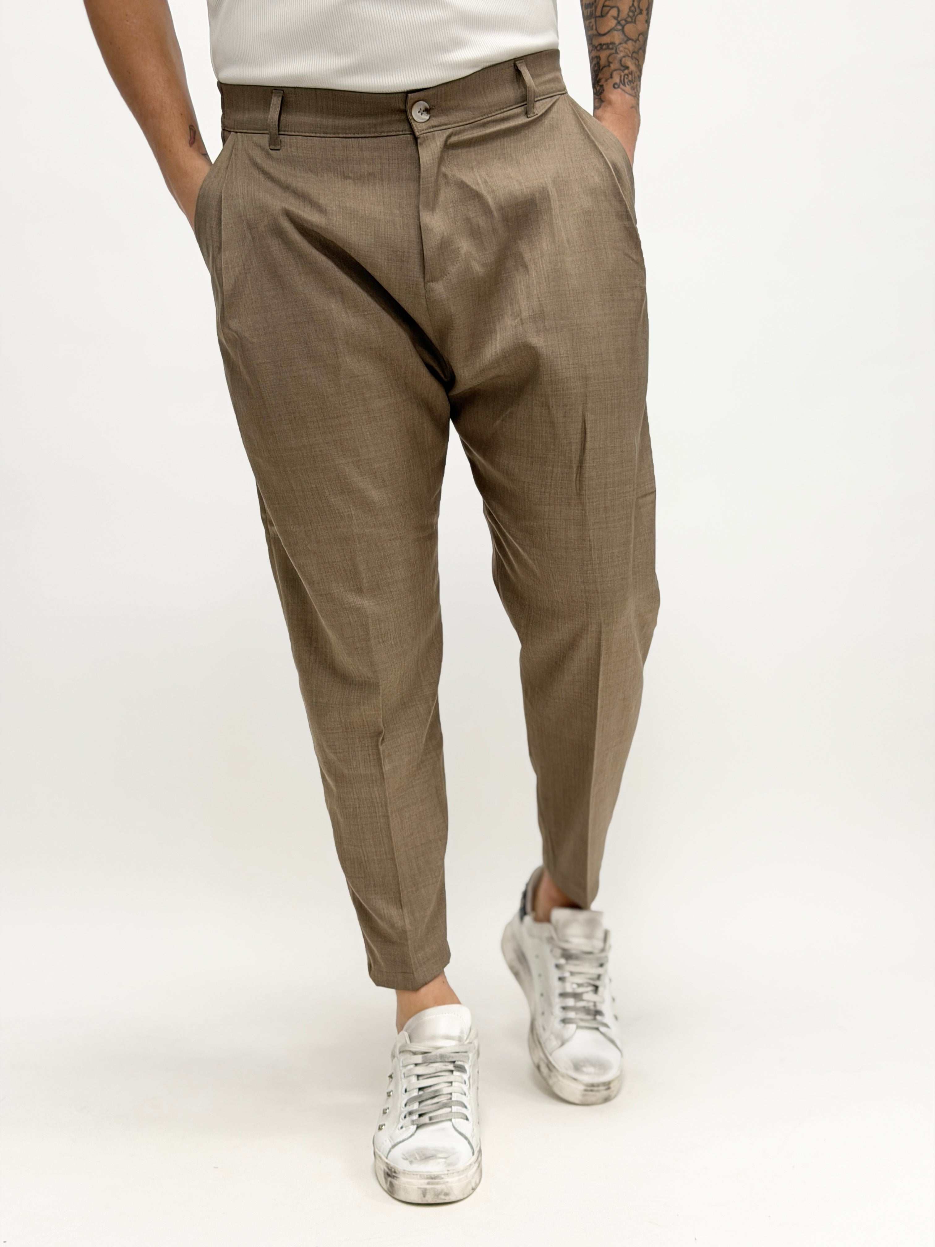 Pantalón caqui flameado para hombre de MALKUTHA, con diseño moderno y ajuste cómodo, ideal para el uso diario.