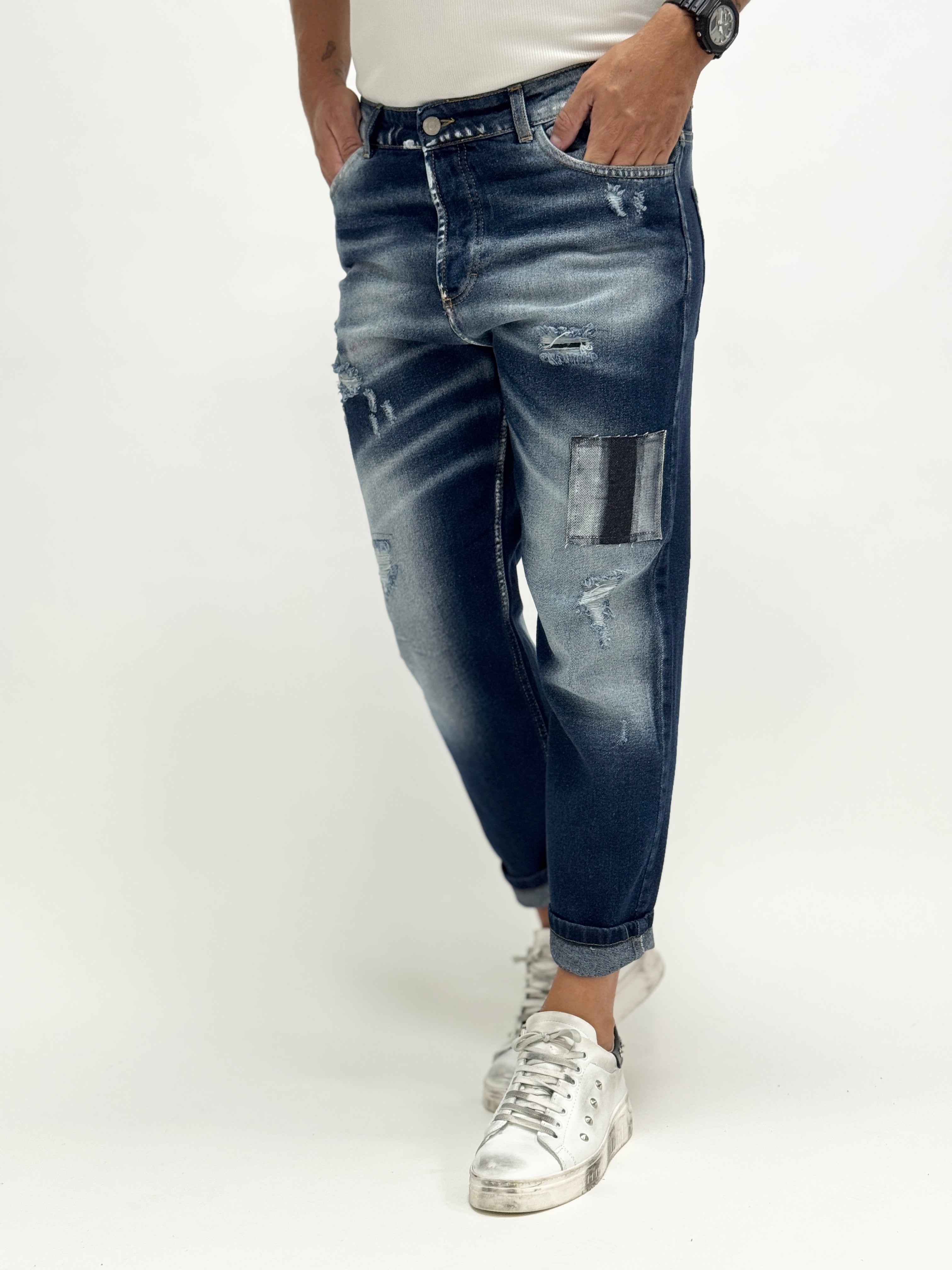 Carrot fit men's jeans by AUTUNNO/INVERNO 26, showcasing a stylish design and relaxed fit.