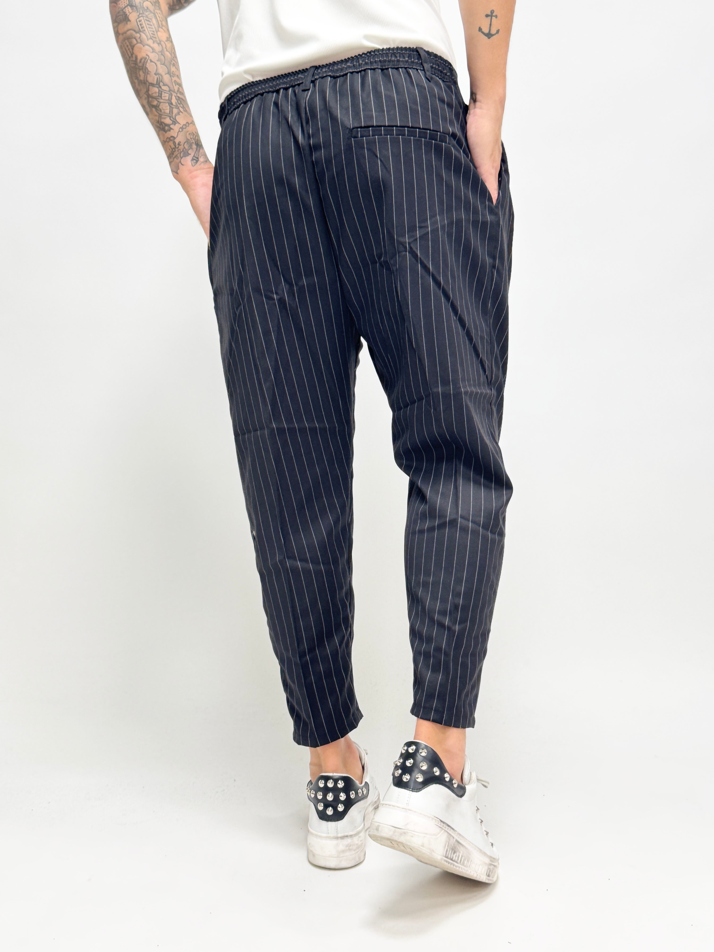 Pantalón MADRID de AUTUNNO/INVERNO 26, negro con pinzas y rayas, estilo uomo, vista frontal sobre fondo neutro.