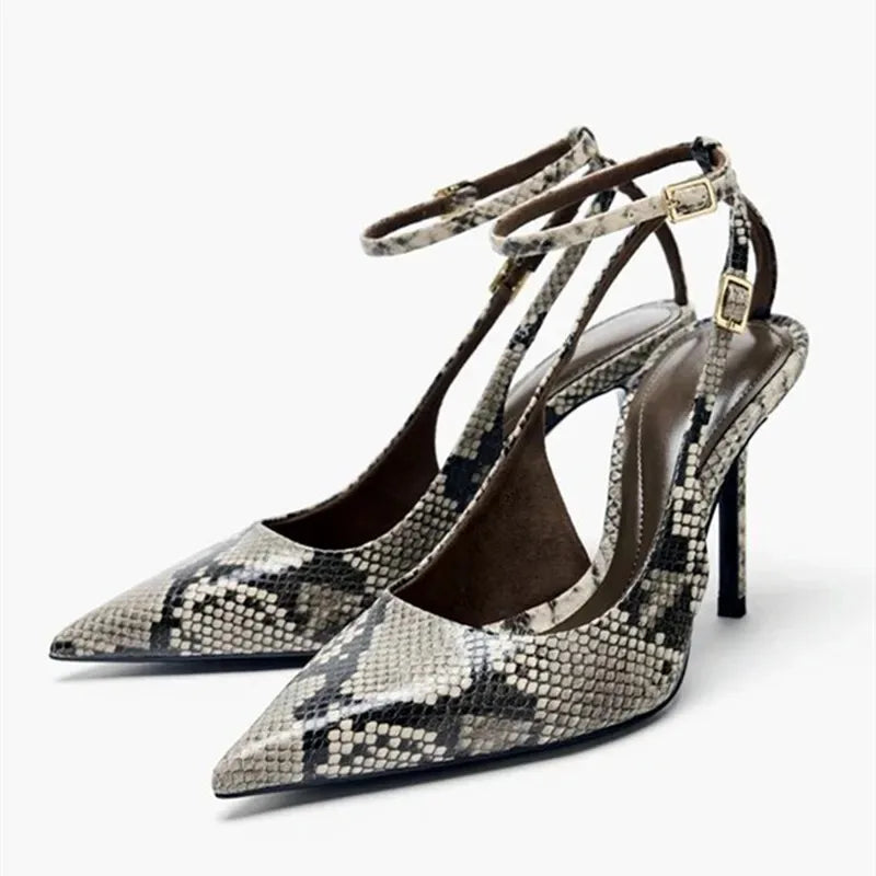 Zapatos de tacón Natalia Voss de Atelier Vera Forma Milano, con diseño elegante y detalles en piel en la imagen.