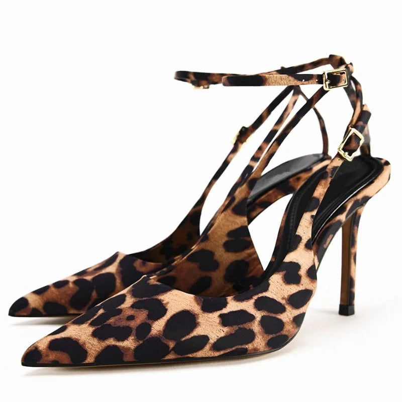 Zapatos de tacón Natalia Voss de Atelier Vera Forma Milano, en color negro, con diseño elegante y altura media.