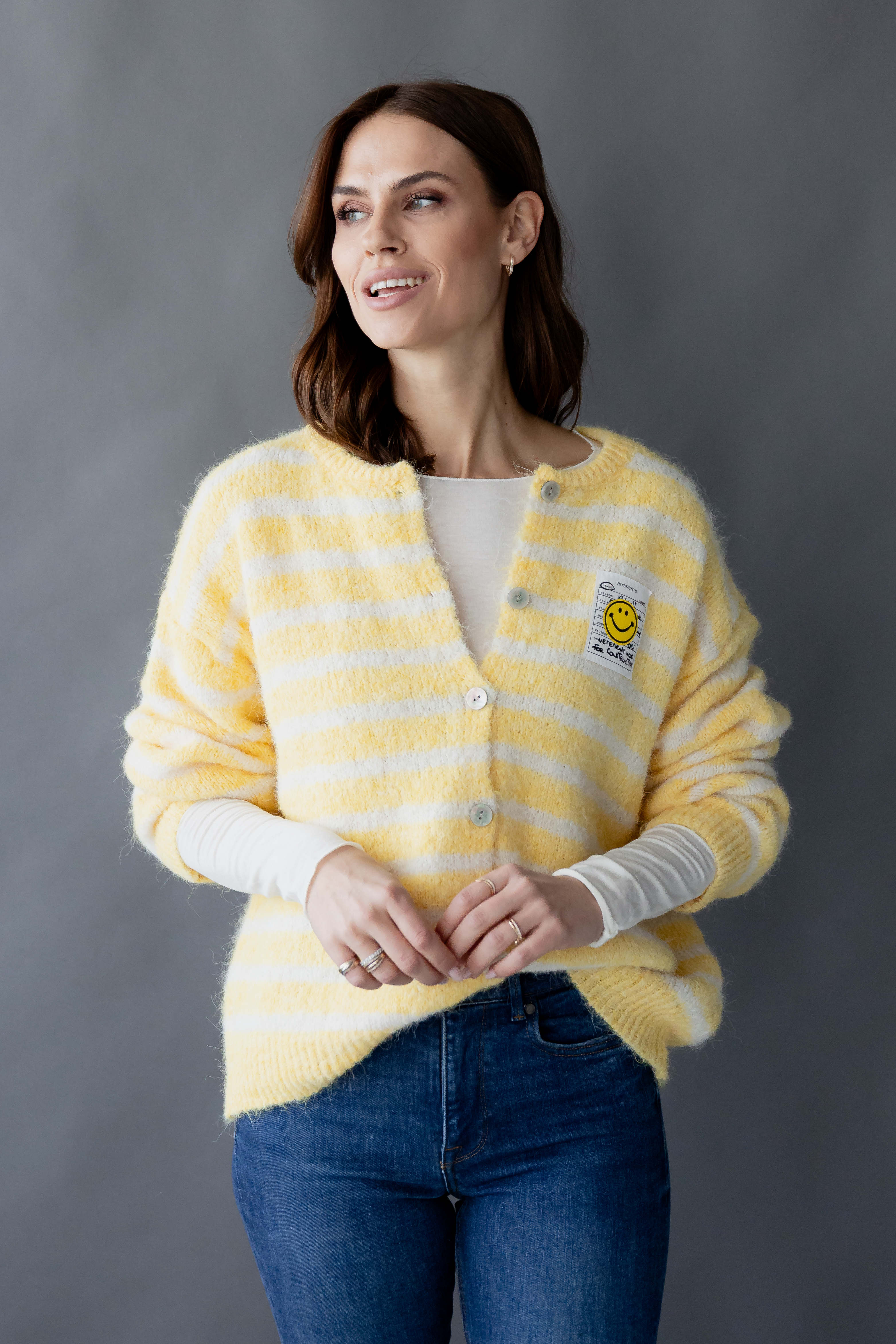 Gestreifter Cardigan "Smiley" von Herzen featuring a colorful striped pattern and a relaxed fit.