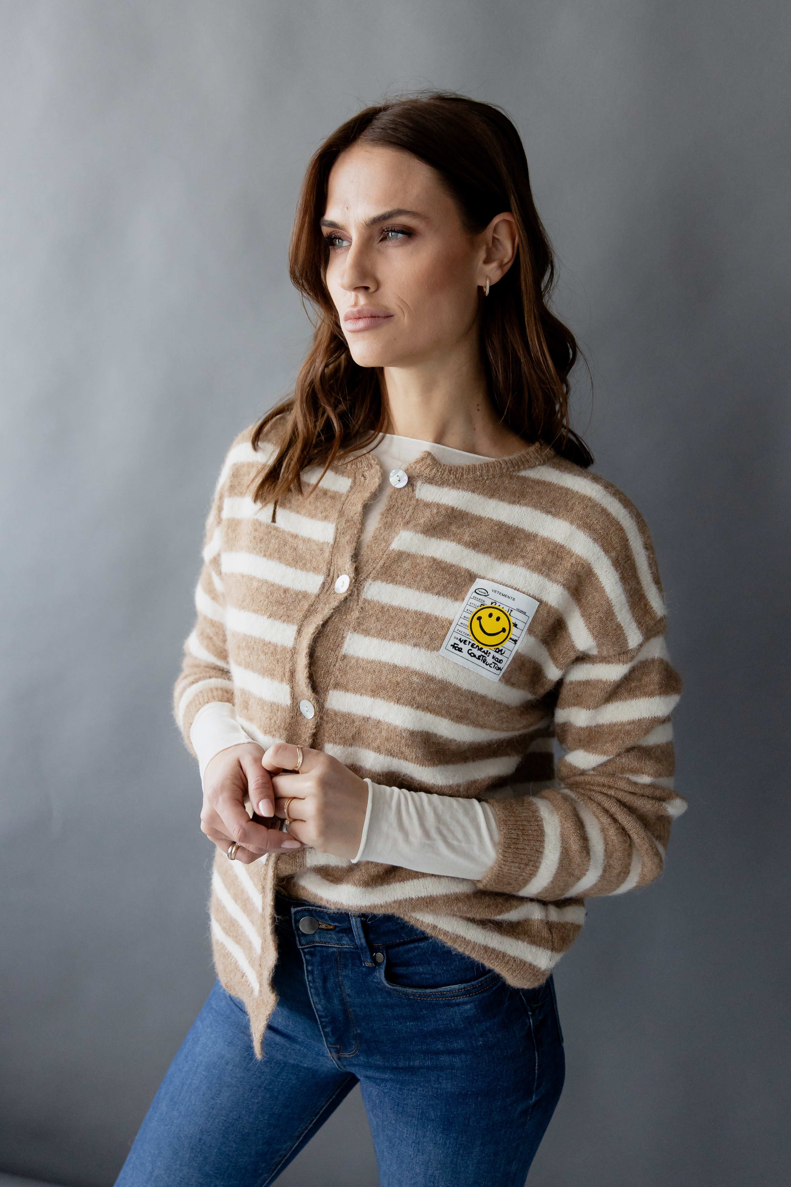 Gestreifter Cardigan "Smiley" von Herzen featuring a cheerful design and soft fabric, perfect for casual wear.