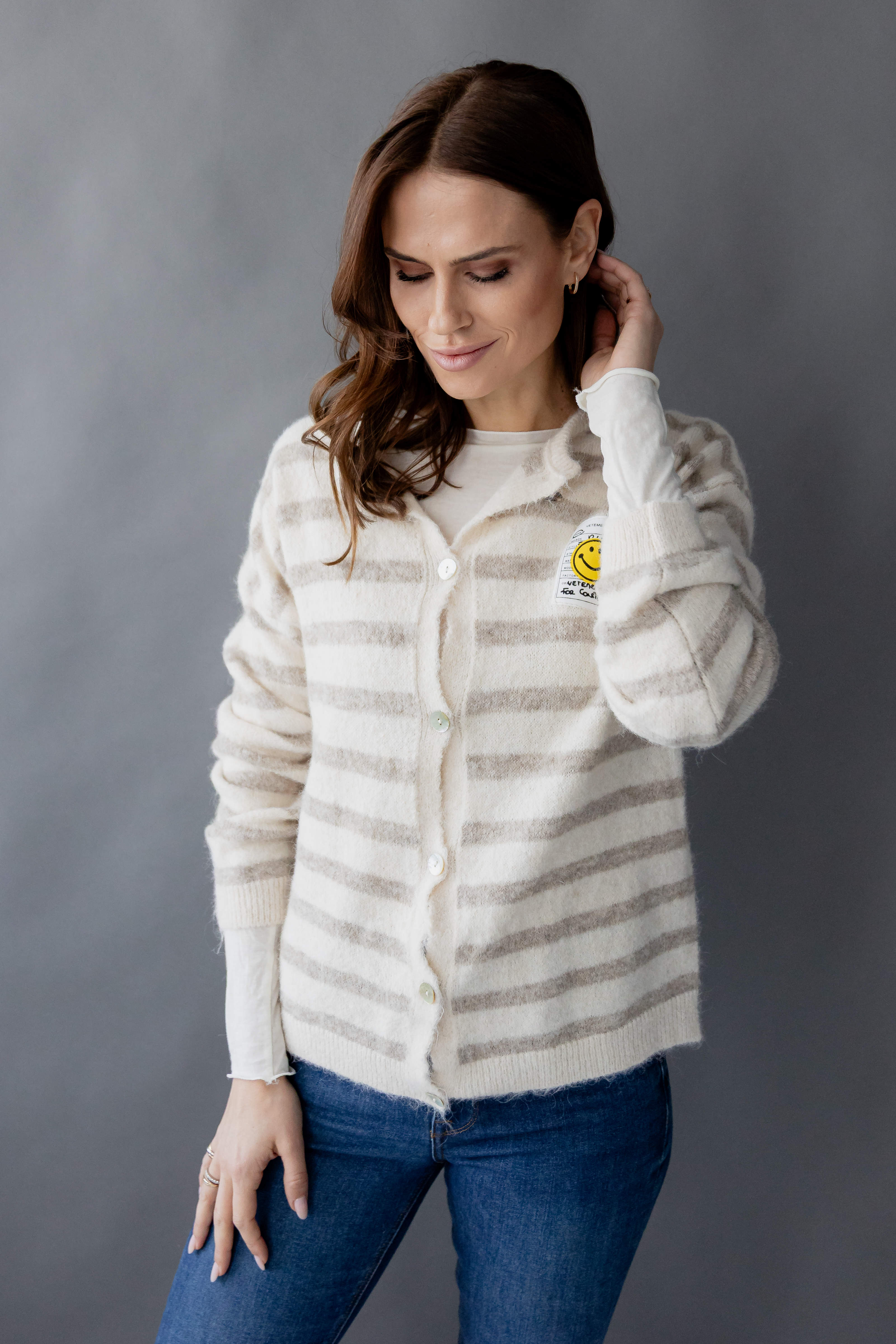 Gestreifter Cardigan "Smiley" von Herzen, featuring a playful design with stripes and a smiley face detail.