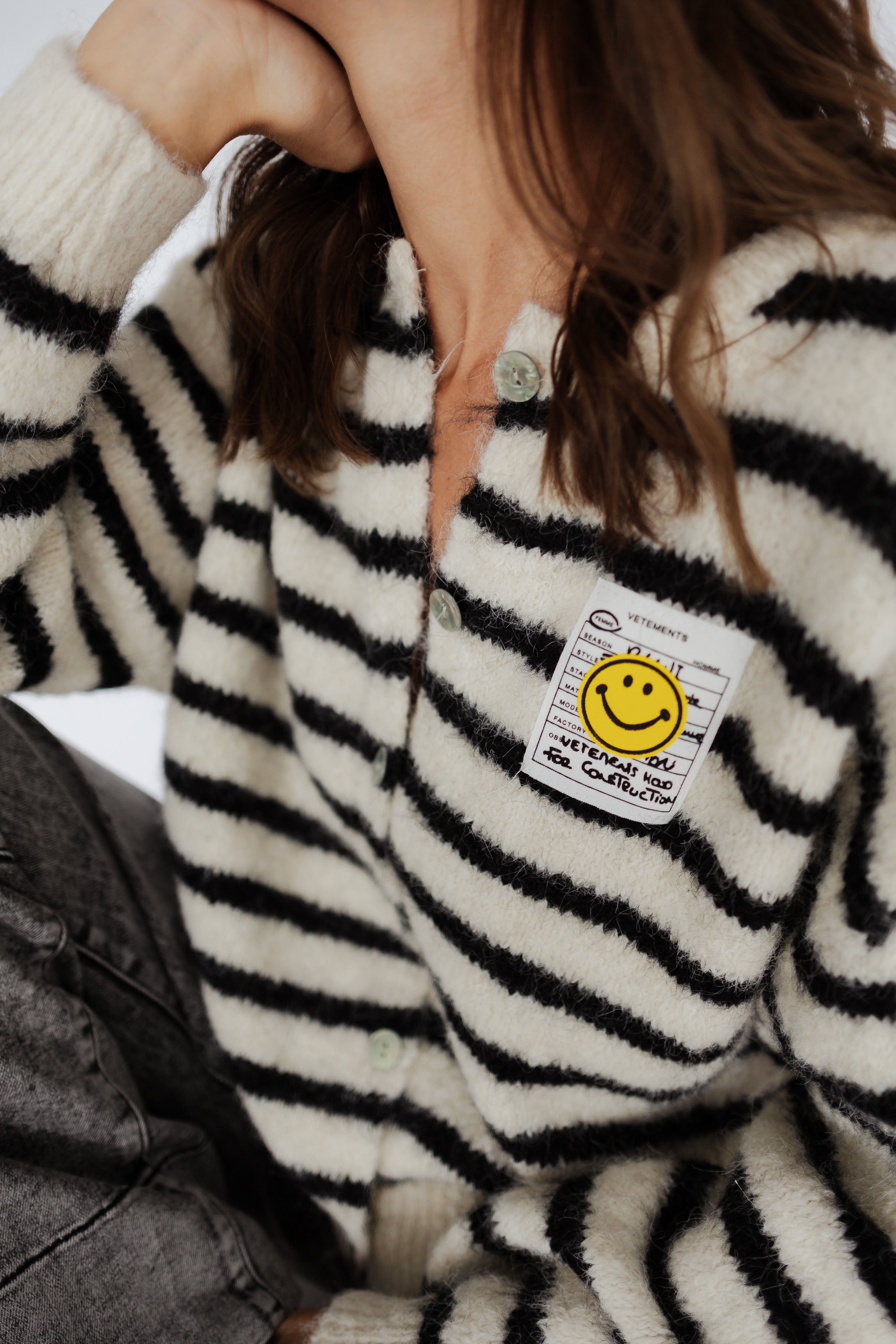 Gestreifter Cardigan "Smiley" von Herzen, featuring a relaxed fit and playful smiley face design in vibrant colors.