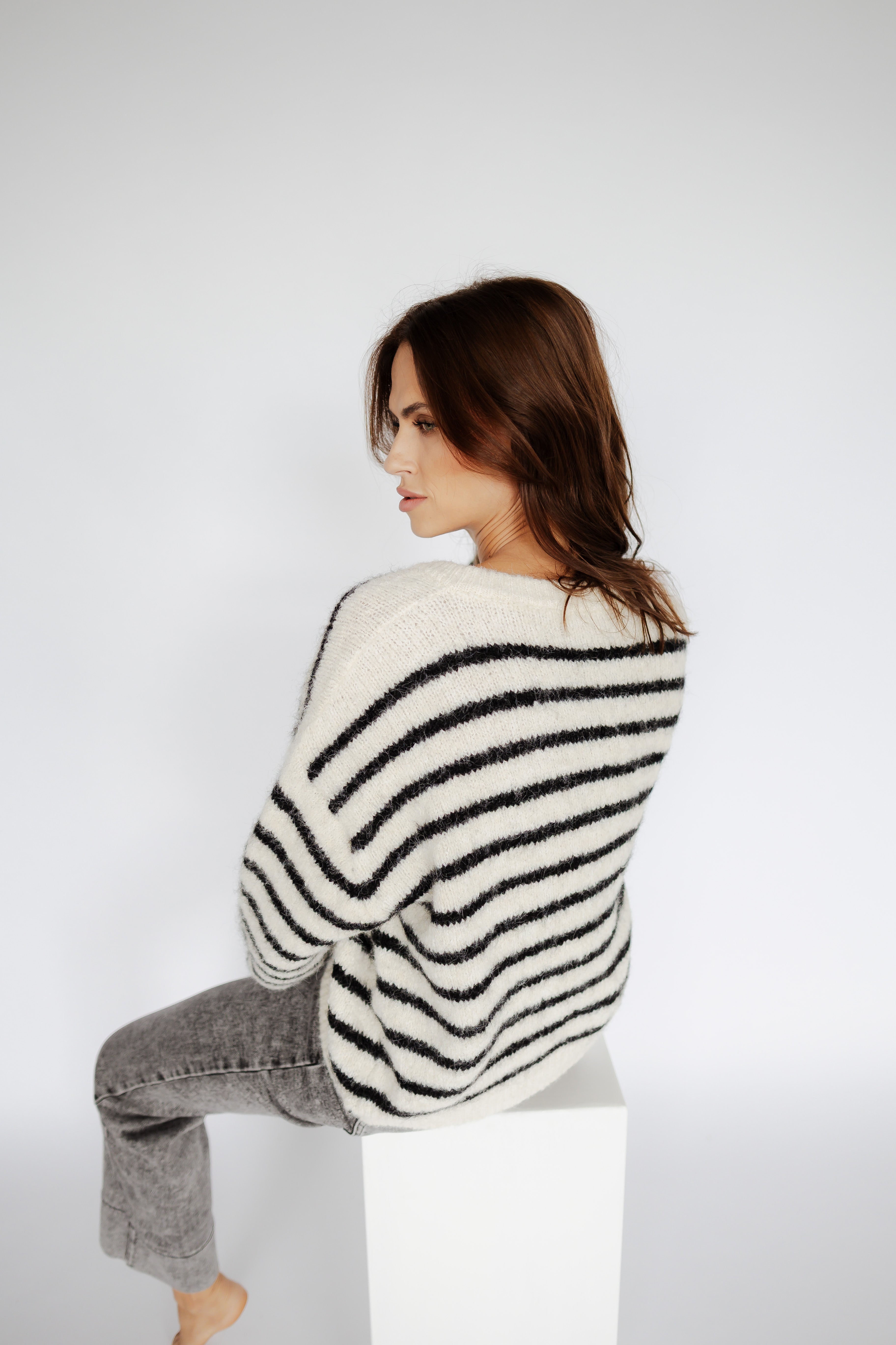 Gestreifter Cardigan "Smiley" von Herzen in sanften Farben, mit lässigem Schnitt und freundlichem Smiley-Design.