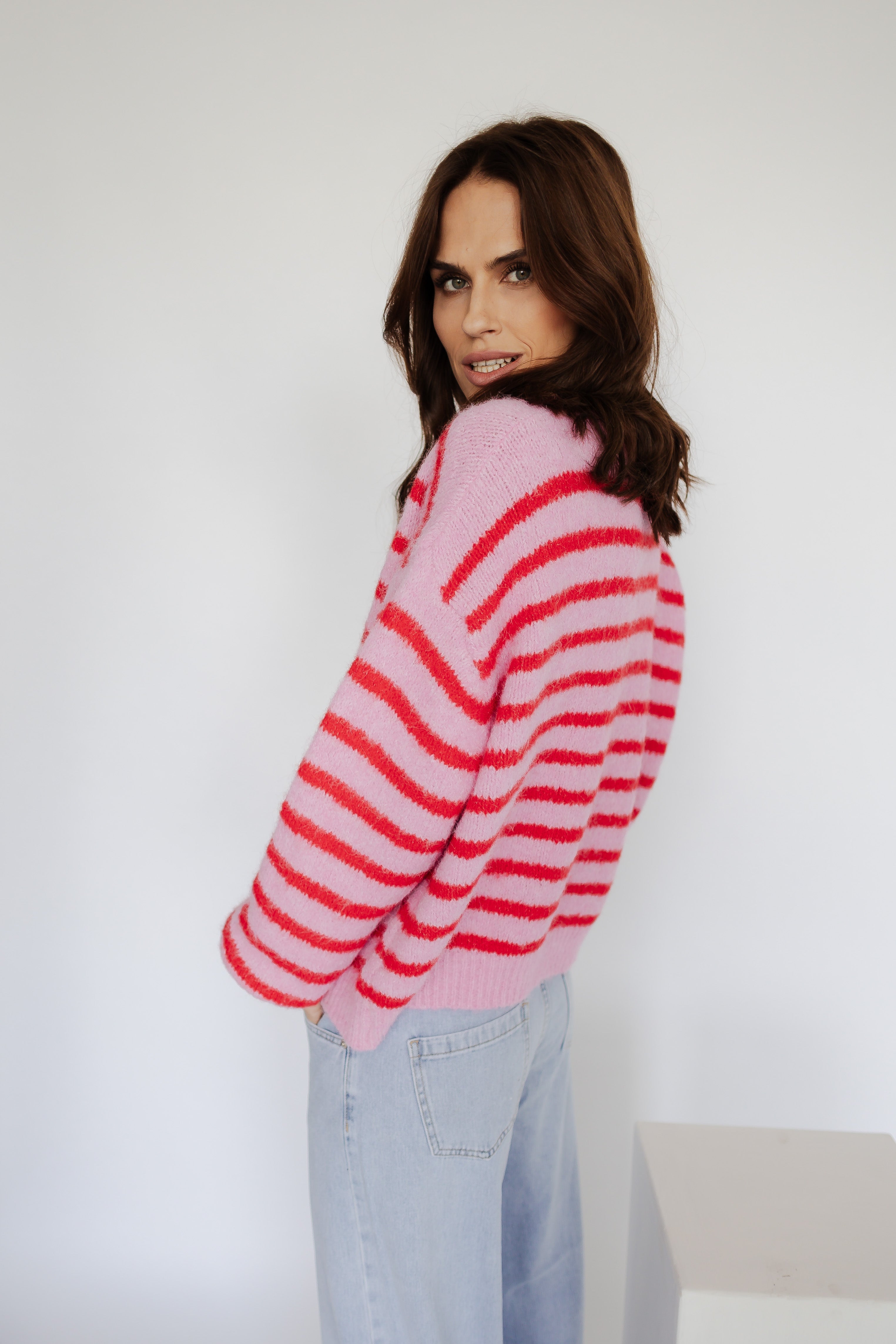 Gestreifter Cardigan "Smiley" von Herzen in bunten Streifen, lässig und warm, ideal für den Alltag.