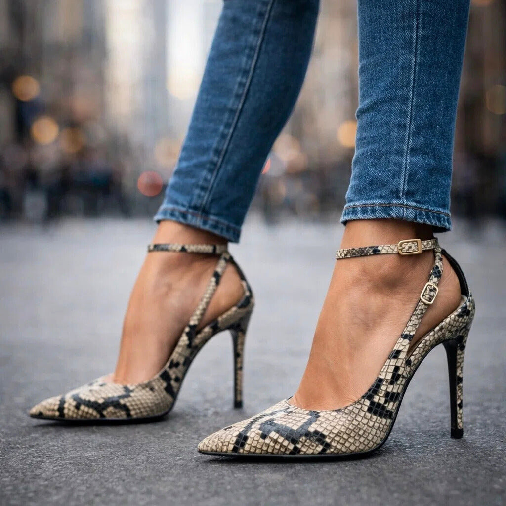 Tacones de firma Natalia Voss de Atelier Vera Forma Milano, con diseño elegante y detalles en cuero en la imagen.