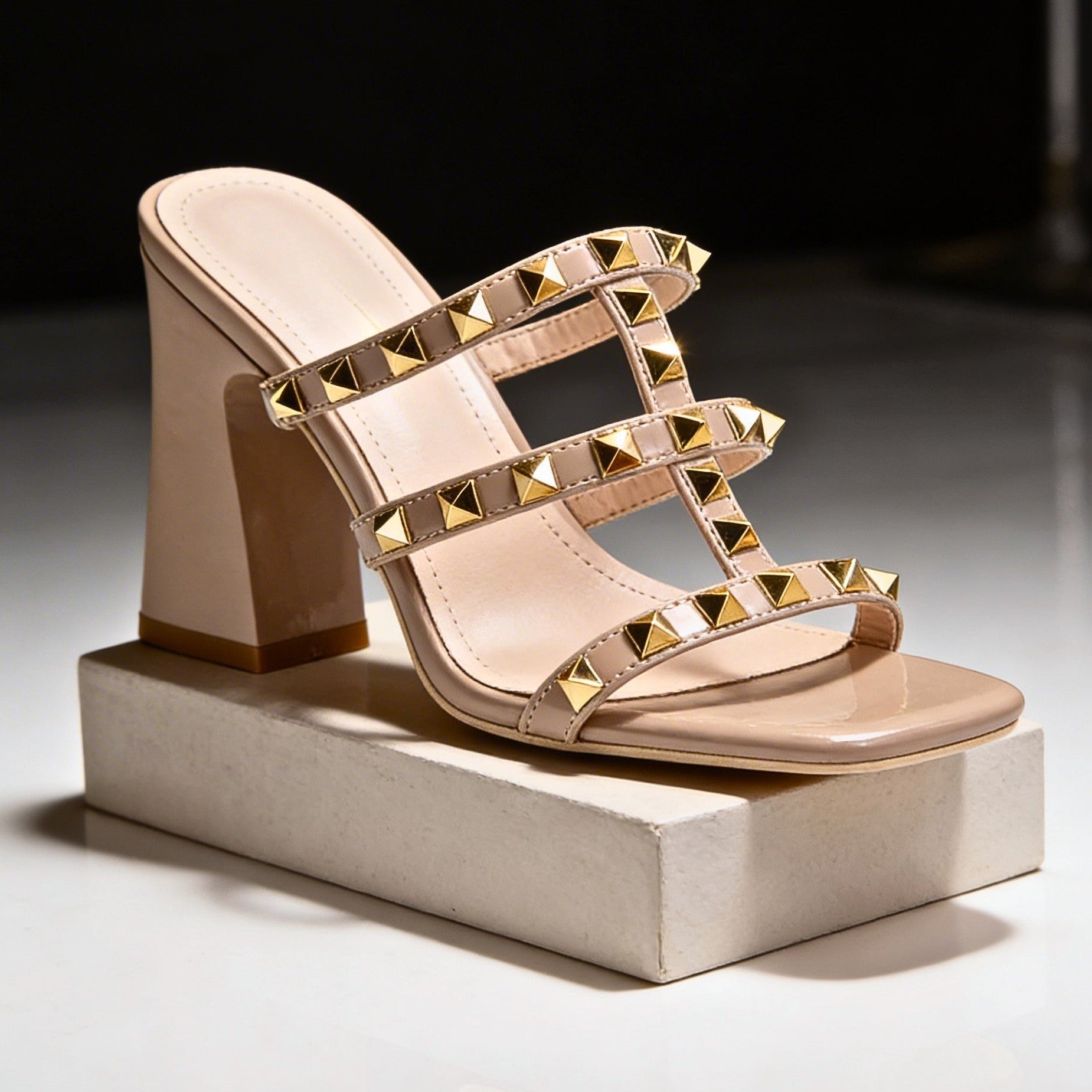 Tacones de bloque Atelier Vera Forma Milano, diseñados en color neutro, con tacón alto y estilo elegante para mujer.