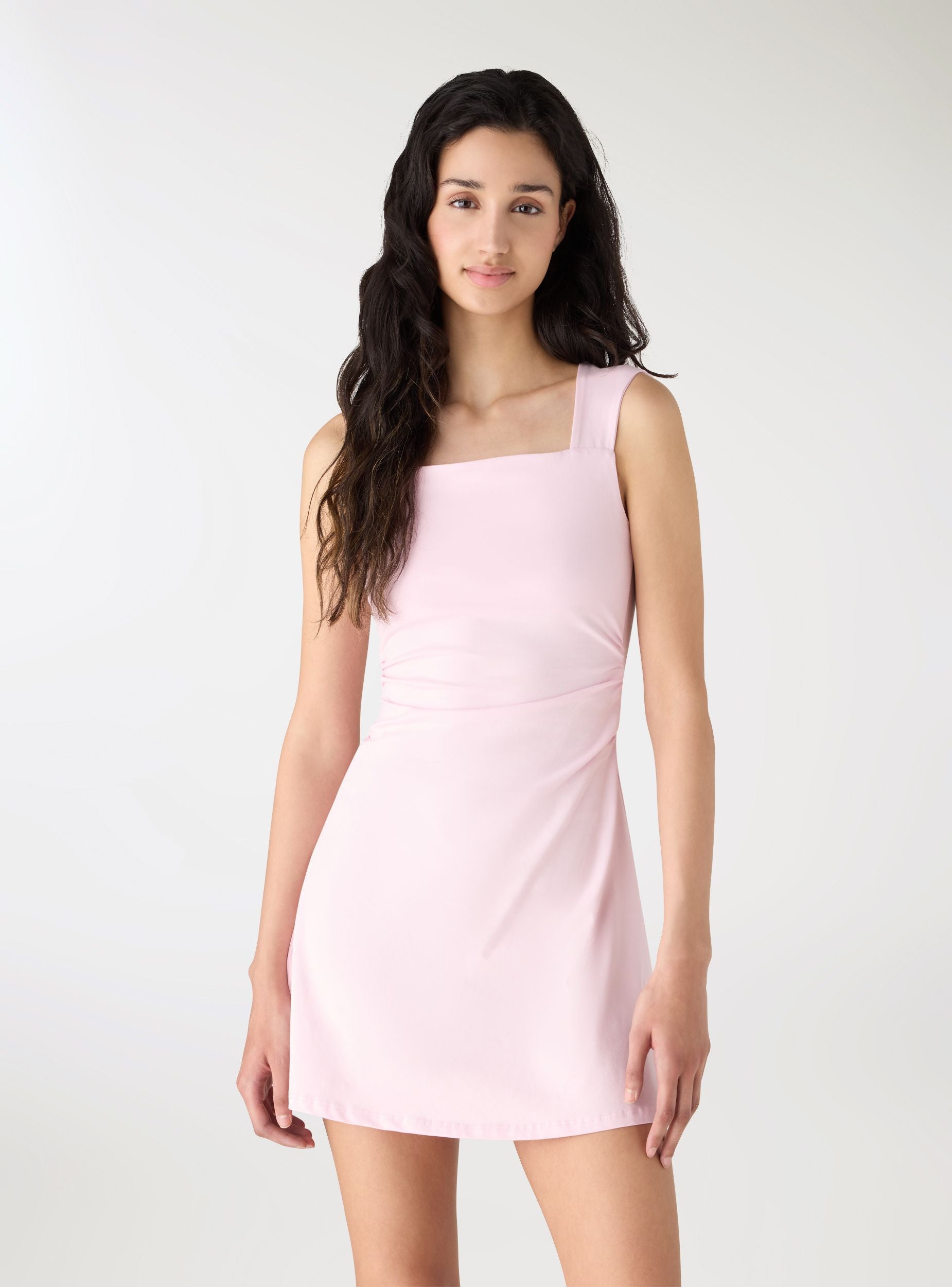 Vestido skater liso con volantes de la marca Terranova, con diseño de corte en la parte delantera y detalles de volantes.
