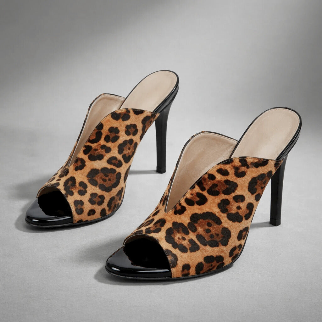 Tacones de leopardo Lyla de Atelier Vera Forma Milano, elegantes zapatos de tacón con estampado animal en imagen.