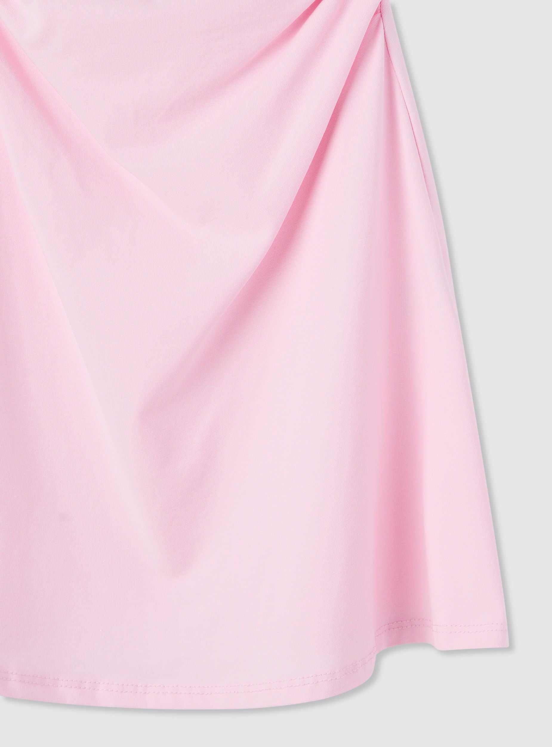 Vestido skater liso con volantes de marca Terranova, vista desde atrás, en color neutro y diseño fluido y femenino.