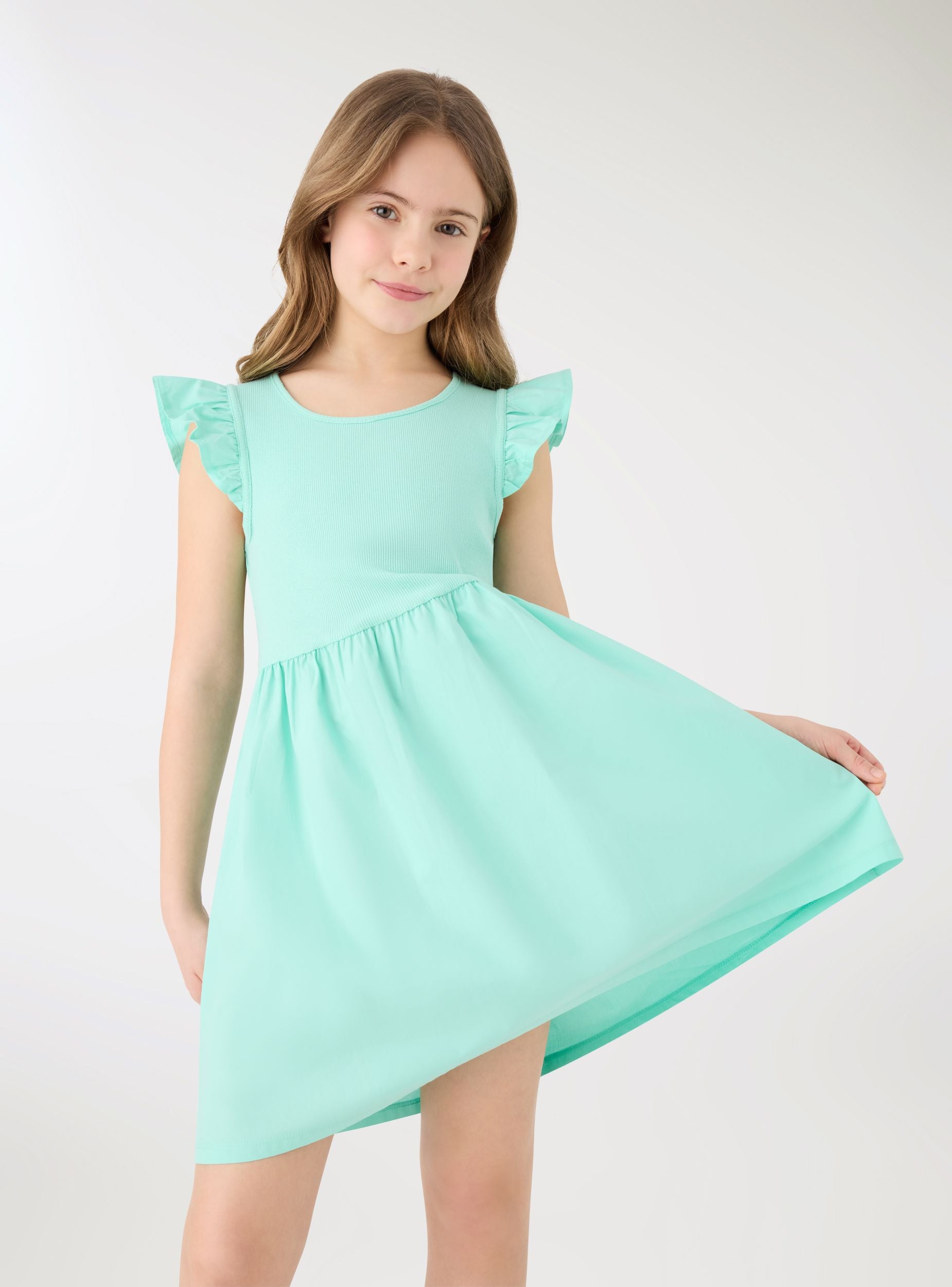 Vestido skater de Terranova en color sólido con mangas volante, estilo casual y cómodo para looks femeninos y elegantes.