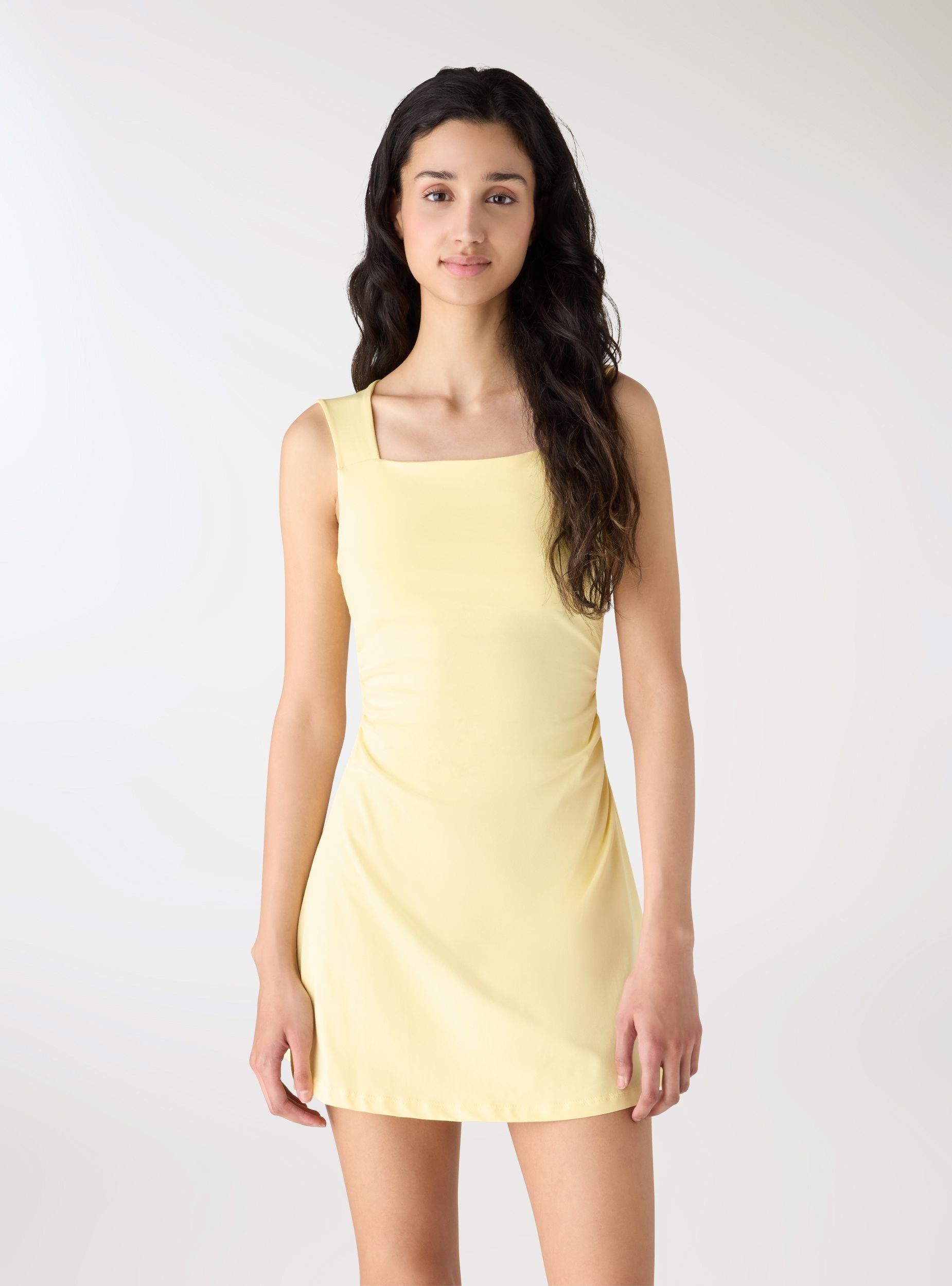 Vestido skater de Terranova en color liso con arrugas, vestido de moda para un estilo casual y femenino.