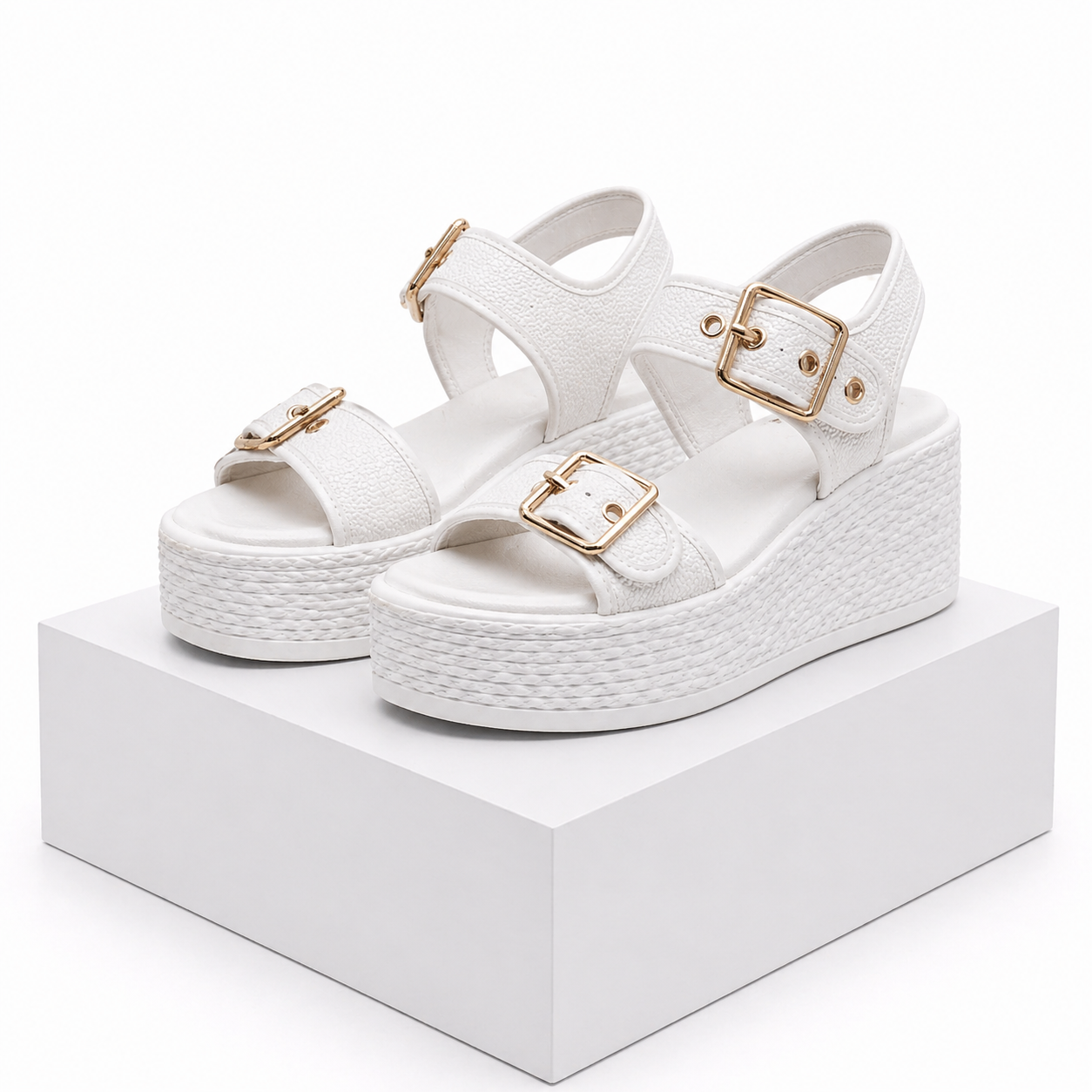 Sandalias Naia con cuña y hebilla de Atelier Vera Forma Milano, con suela de cuero y diseño elegante.