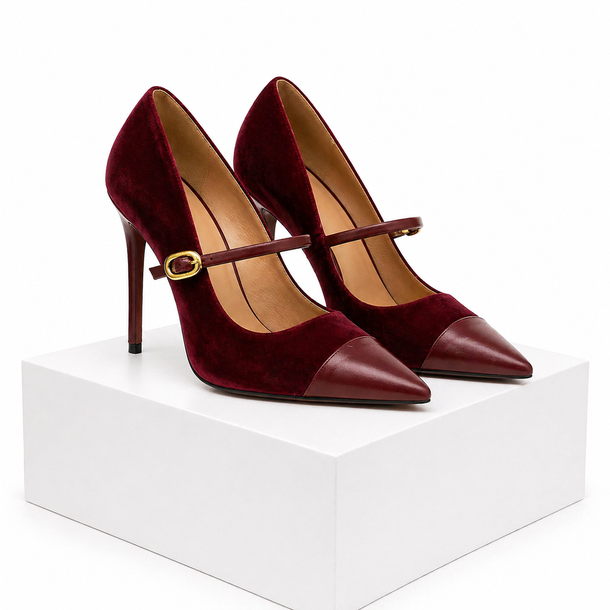 Tacones de encaje en terciopelo Ines de Atelier Vera Forma Milano, con tacón alto y diseño elegante en color azul oscuro.