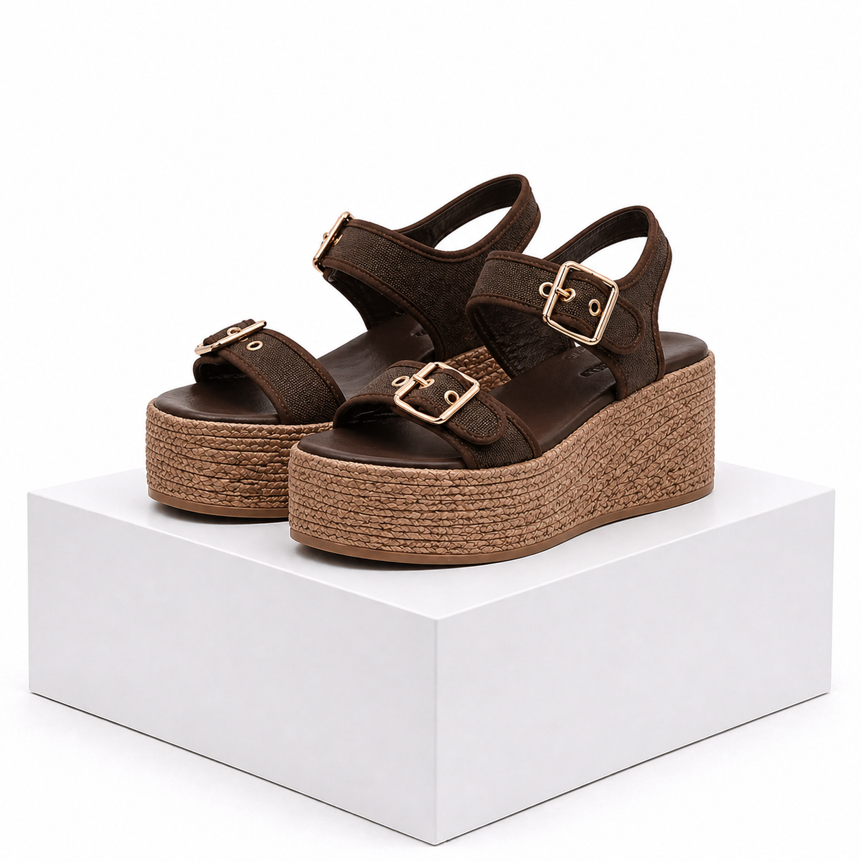 Sandalias Naia con cuña y hebilla de Atelier Vera Forma Milano, calzado elegante para mujer, en color neutro.