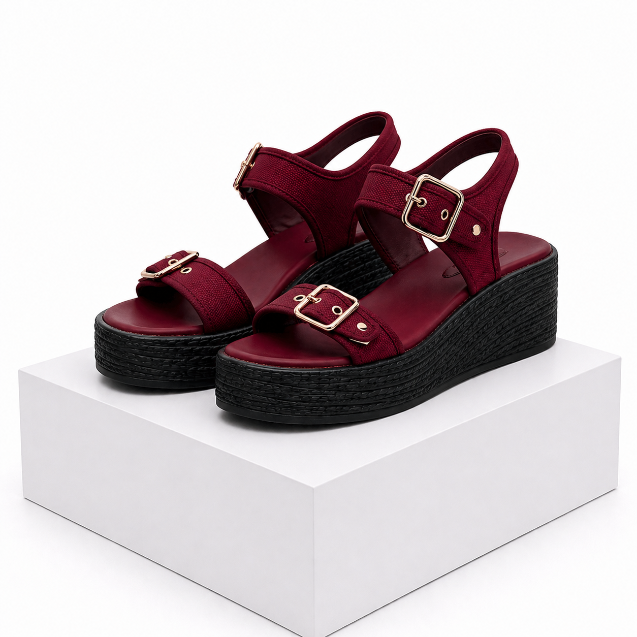 Sandalias Naia con cuña y hebilla de Atelier Vera Forma Milano, con diseño elegante y cómodo en color neutro.