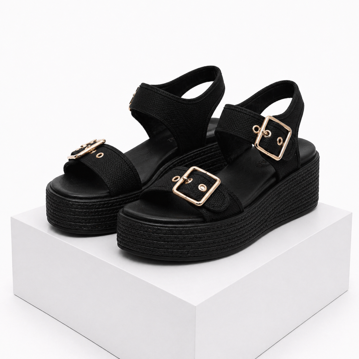 Sandalias Naia con cuña y hebilla de Atelier Vera Forma Milano, calzado de mujer con diseño elegante y cómodo.