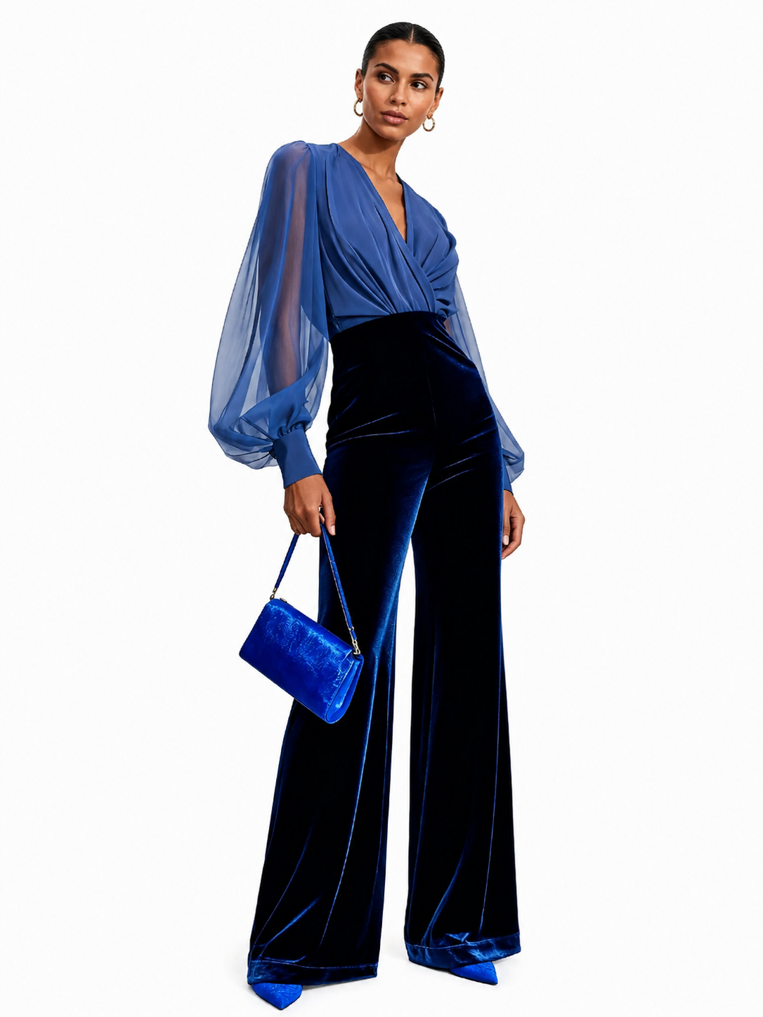 Mono de terciopelo azul de Atelier Vera Forma Milano con cuello en V y manga larga de malla, elegante y ajustado.