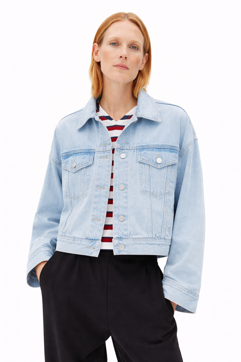 Cazadora denim cropped de ARMEDANGELS, chaqueta de mezclilla azul con corte corto y bolsillos frontales, estilo casual y moderno.